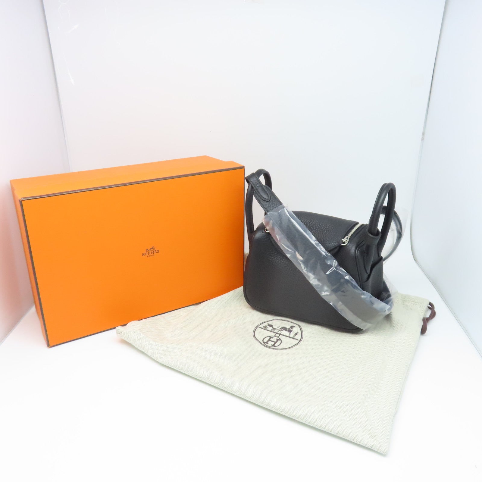 HERMES Taurillon Clemence皮革Mini Lindy銀扣手挽肩背兩用袋黑色