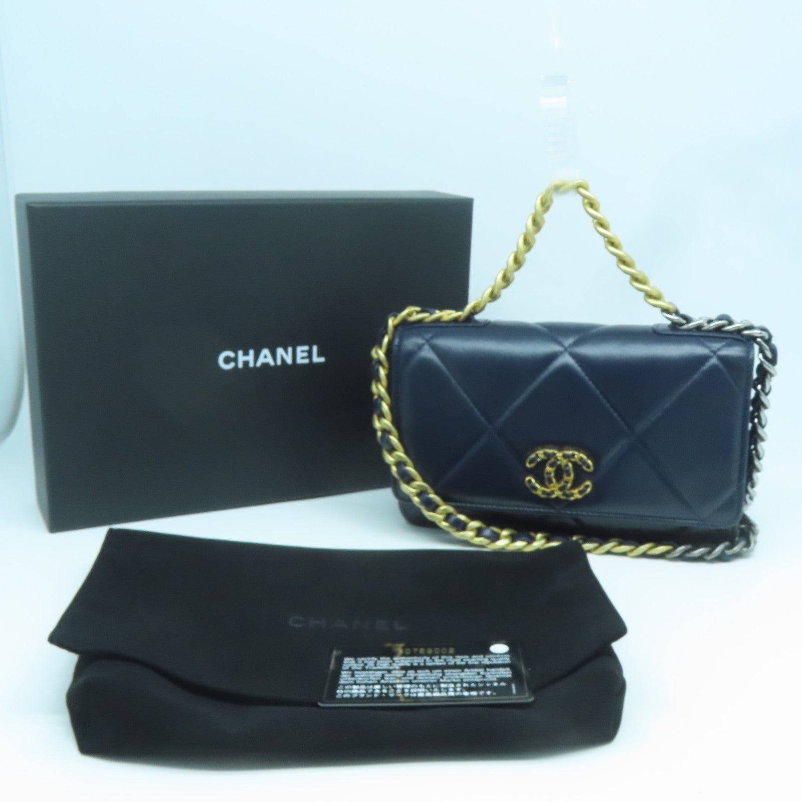 CHANEL 菱格羊皮皮革C19 WOC金扣/銀扣鏈帶肩背袋深藍色