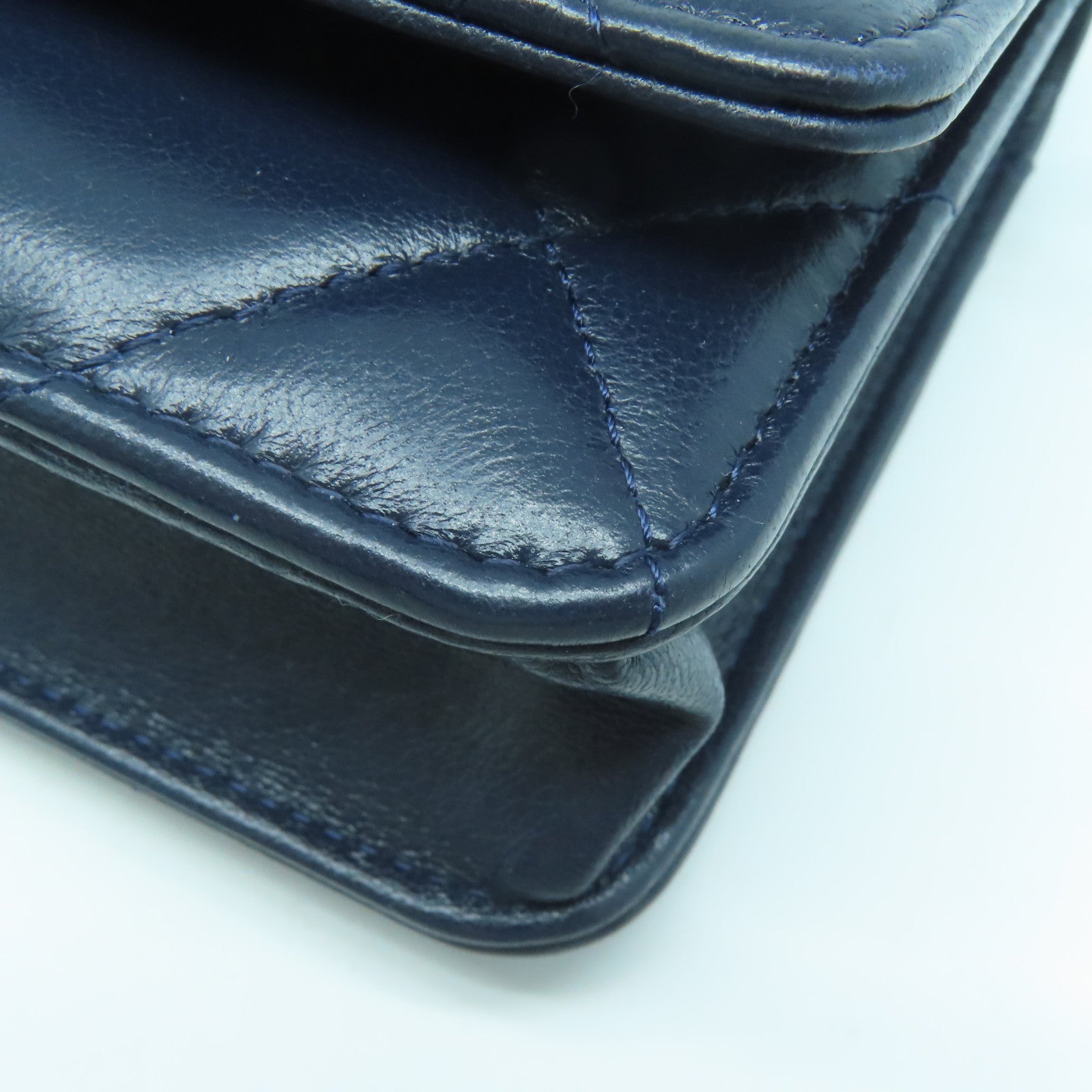 CHANEL 菱格羊皮皮革C19 WOC金扣/銀扣鏈帶肩背袋深藍色