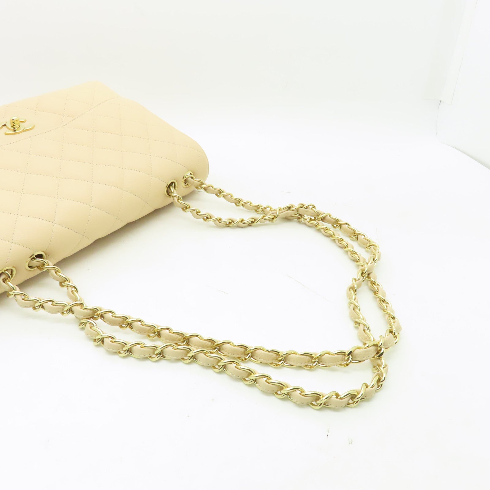 CHANEL 菱格Caviar皮革Classic 30金扣鏈帶肩背袋米色