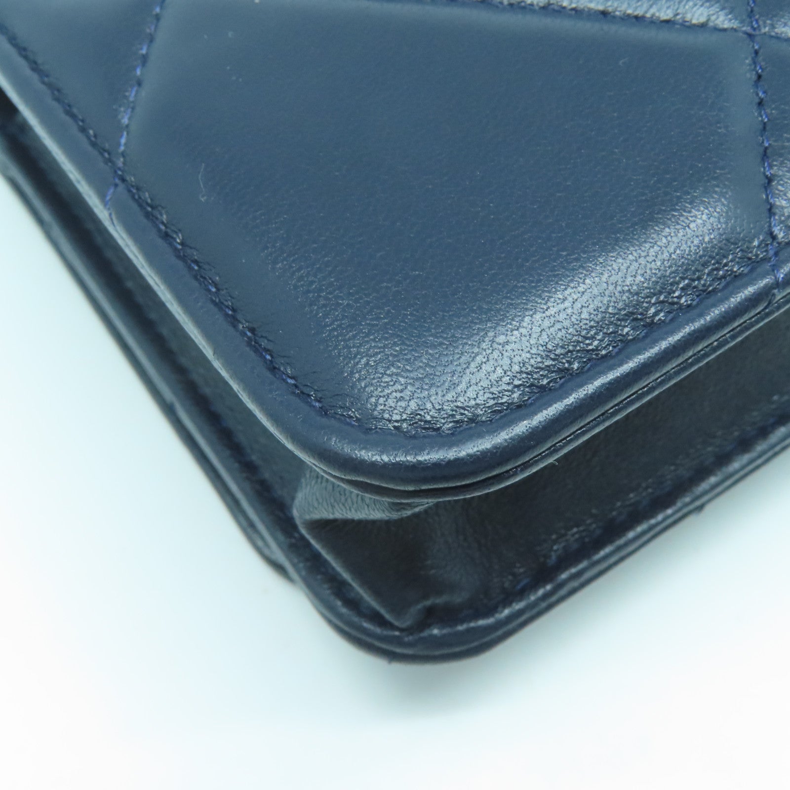 CHANEL 菱格羊皮皮革C19 WOC金扣/銀扣鏈帶肩背袋深藍色