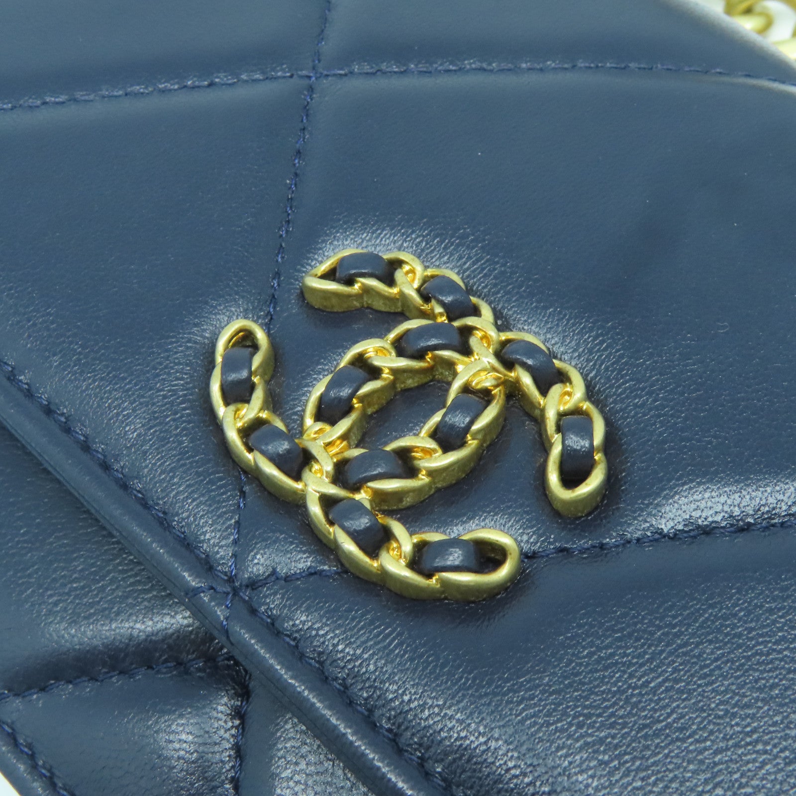 CHANEL 菱格羊皮皮革C19 WOC金扣/銀扣鏈帶肩背袋深藍色