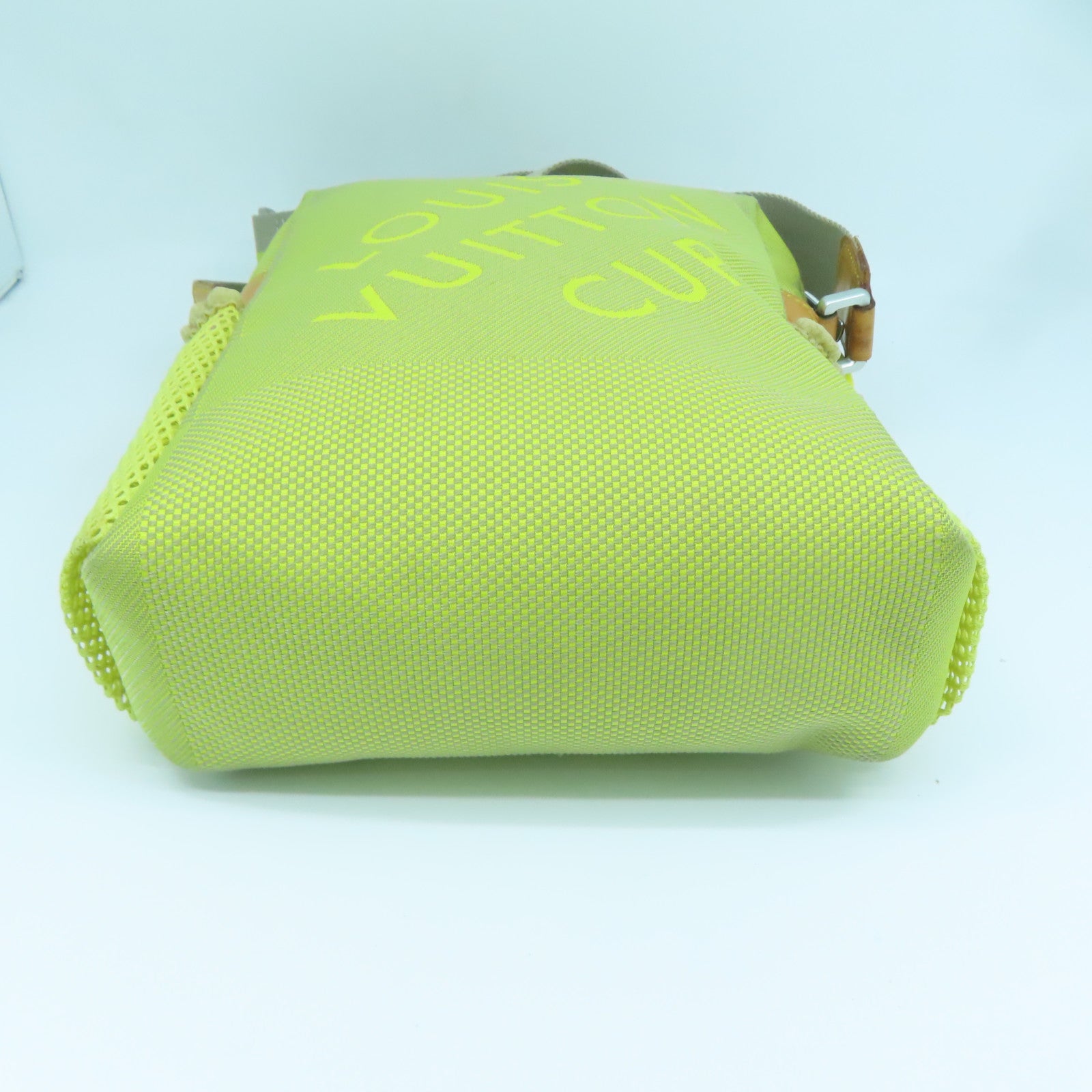 LOUIS VUITTON Damier Geant Cup Weatherly银扣肩背袋黄色
