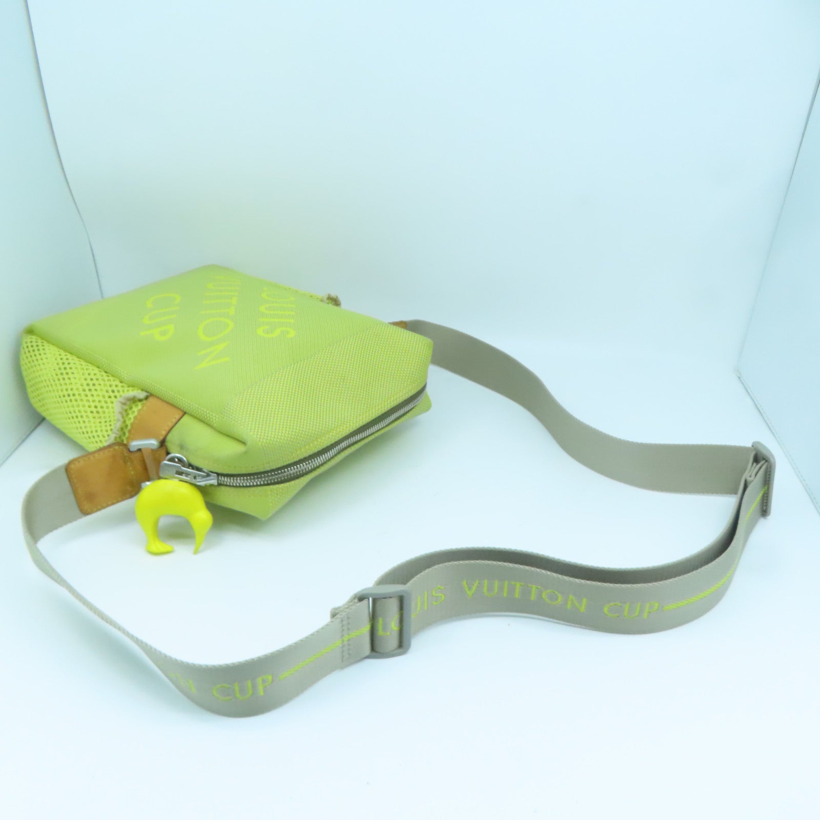 LOUIS VUITTON Damier Geant Cup Weatherly银扣肩背袋黄色