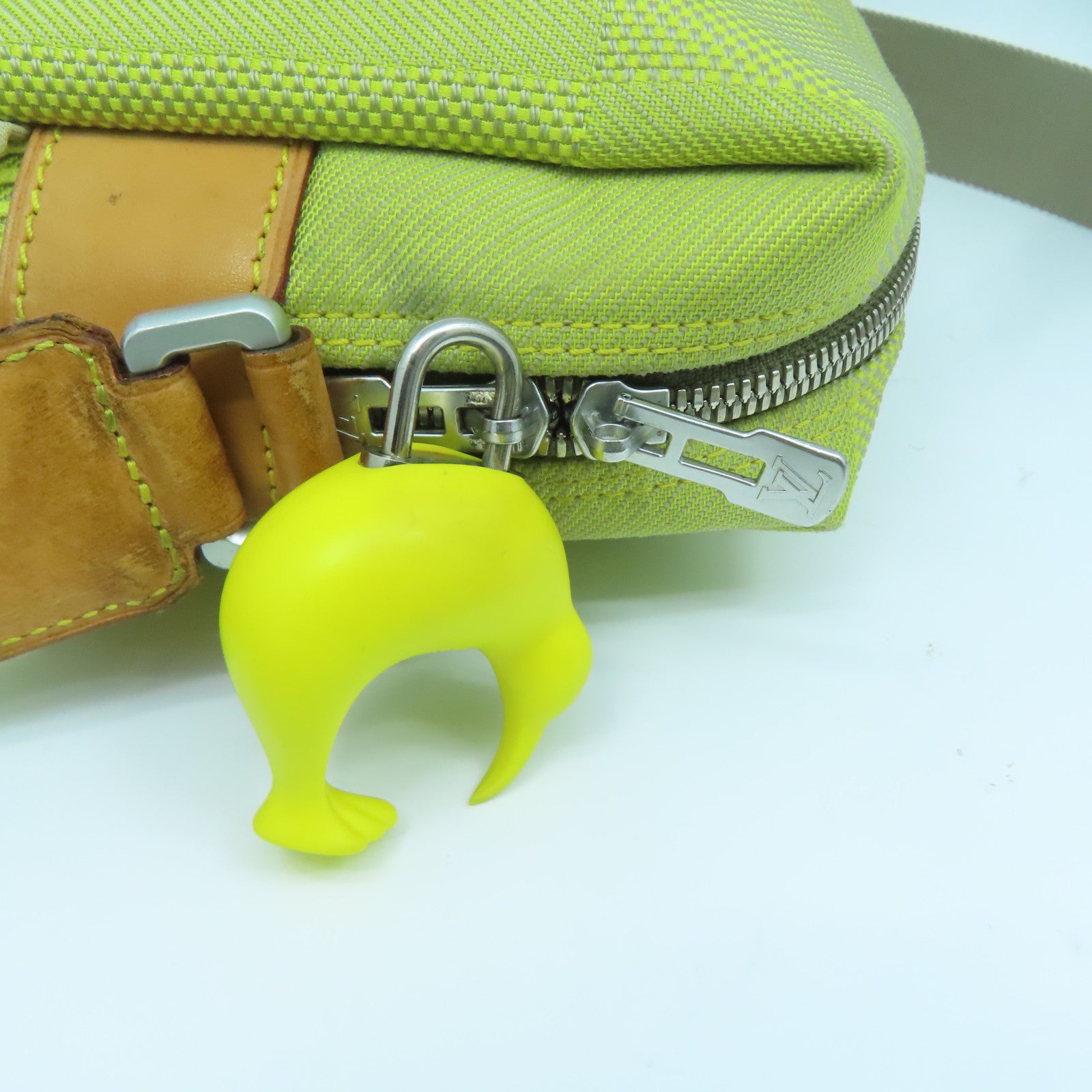 LOUIS VUITTON Damier Geant Cup Weatherly银扣肩背袋黄色