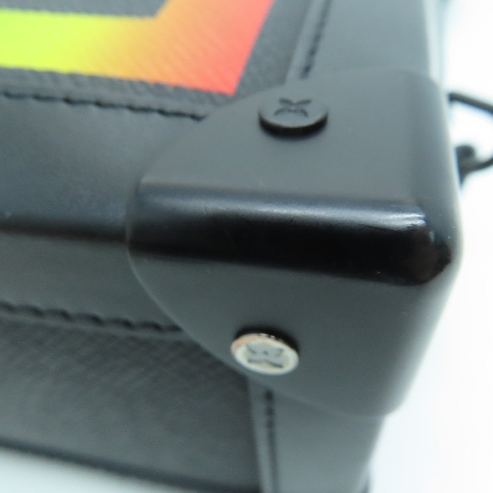 LOUIS VUITTON Taiga Soft Trunk肩背袋黑色