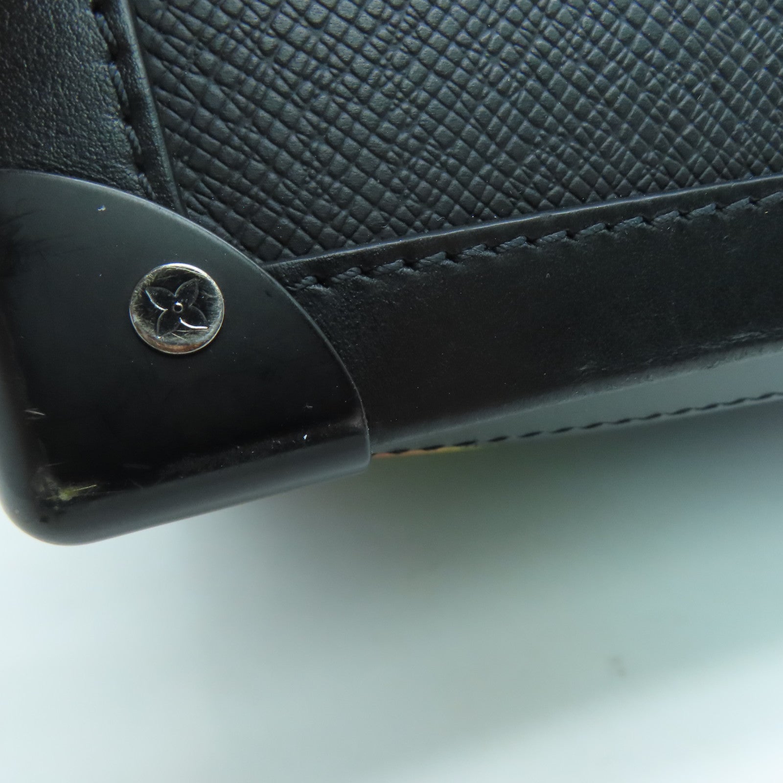 LOUIS VUITTON Taiga Soft Trunk肩背袋黑色