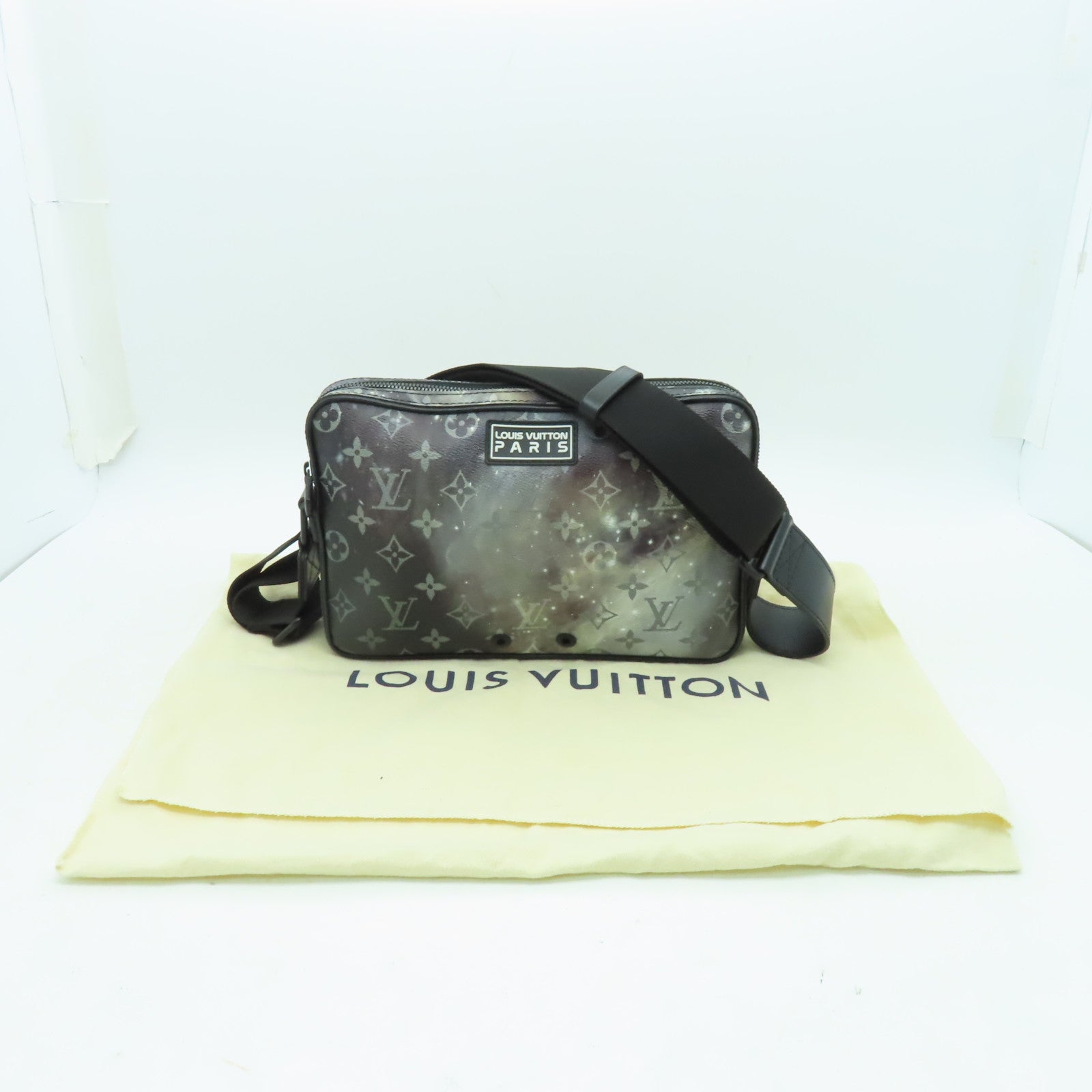 LOUIS VUITTON Monogram Galaxy Alpha Messenger肩背袋黑色/白色