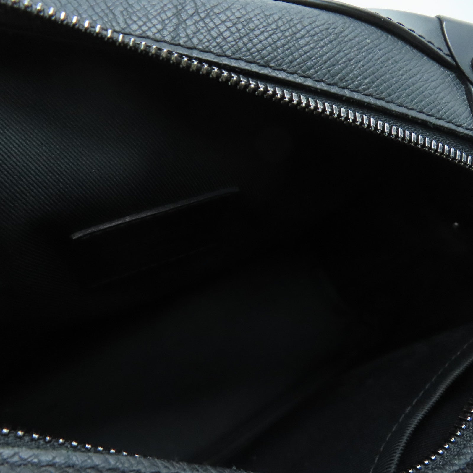 LOUIS VUITTON Taiga Soft Trunk肩背袋黑色