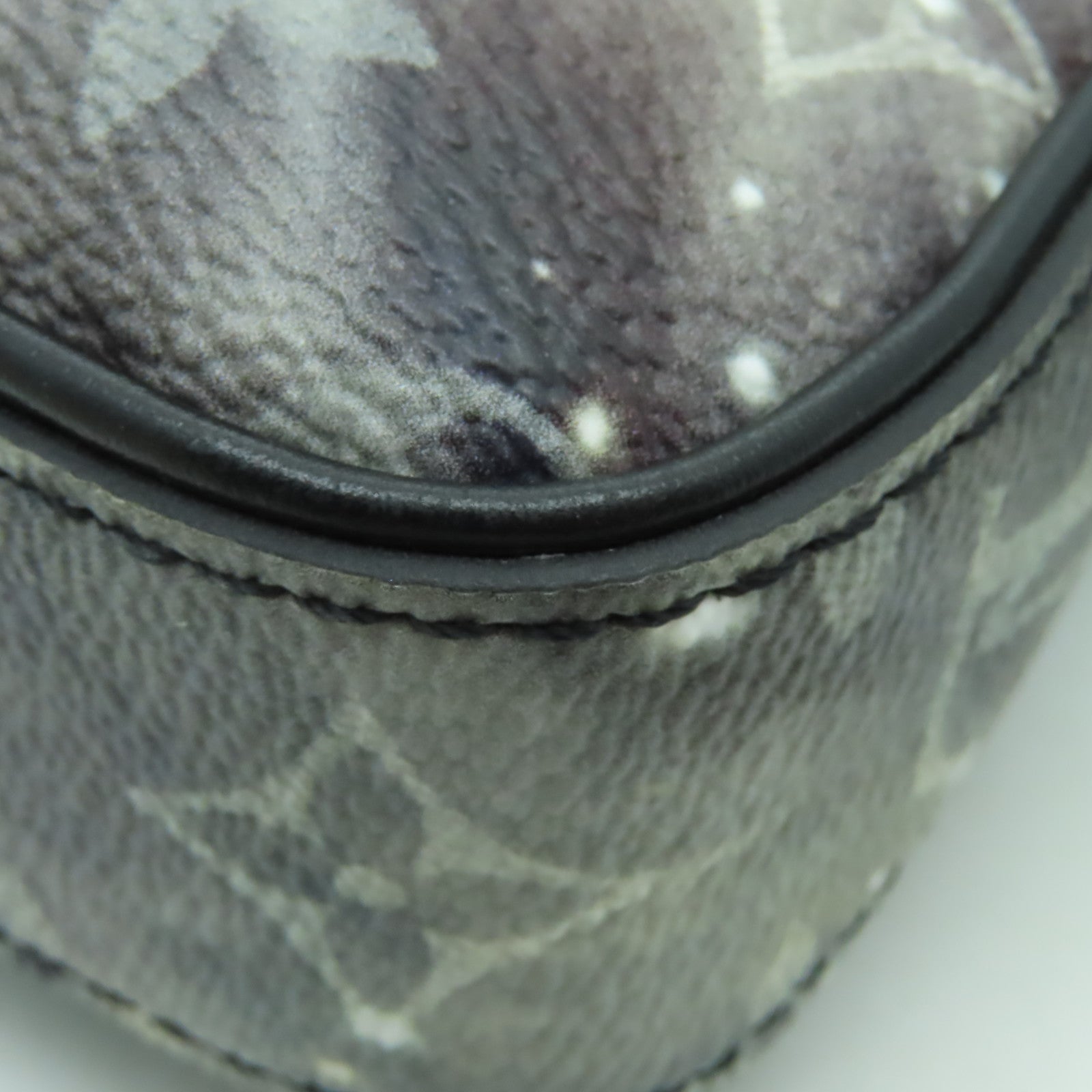 LOUIS VUITTON Monogram Galaxy Alpha Messenger肩背袋黑色/白色