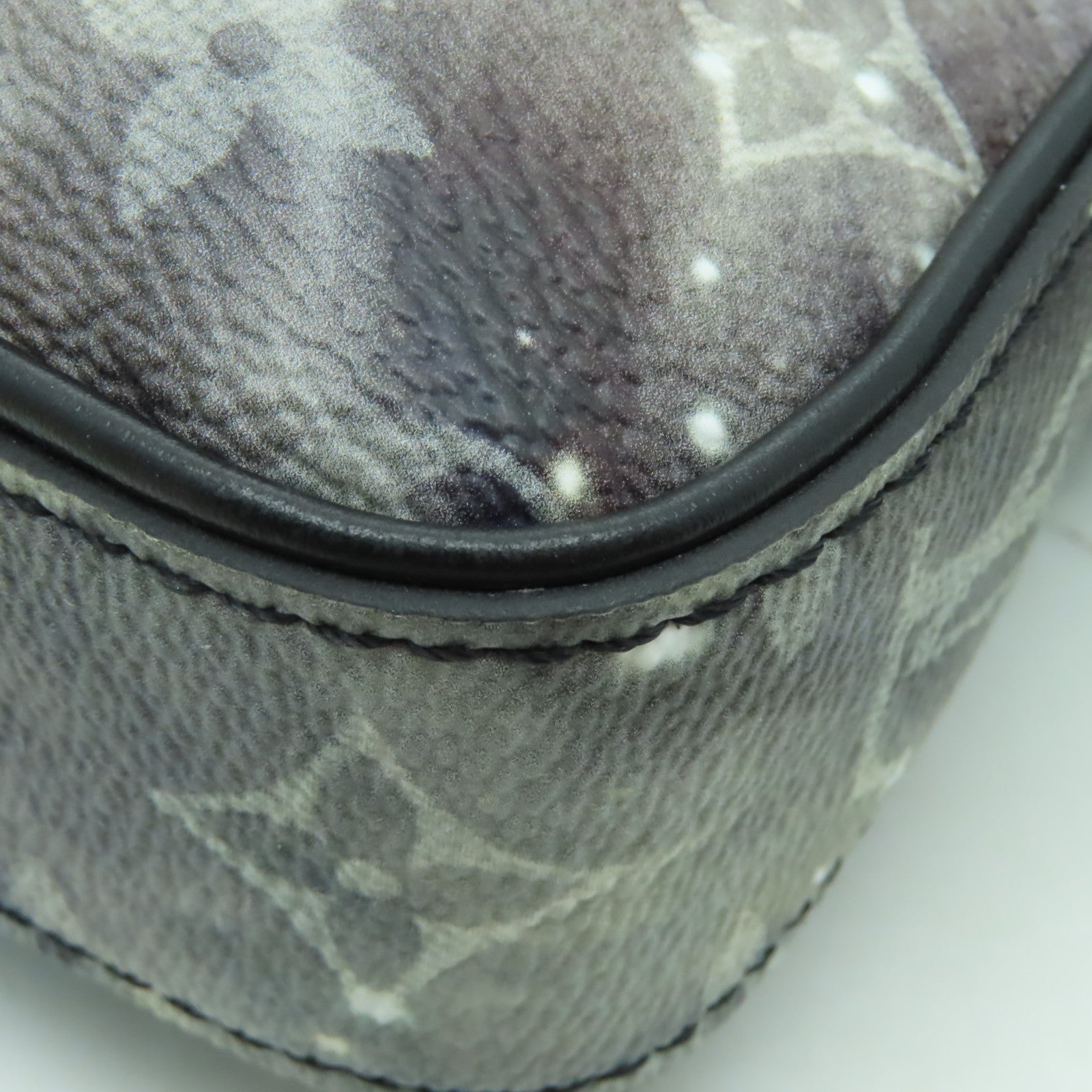 LOUIS VUITTON Monogram Galaxy Alpha Messenger肩背袋黑色/白色