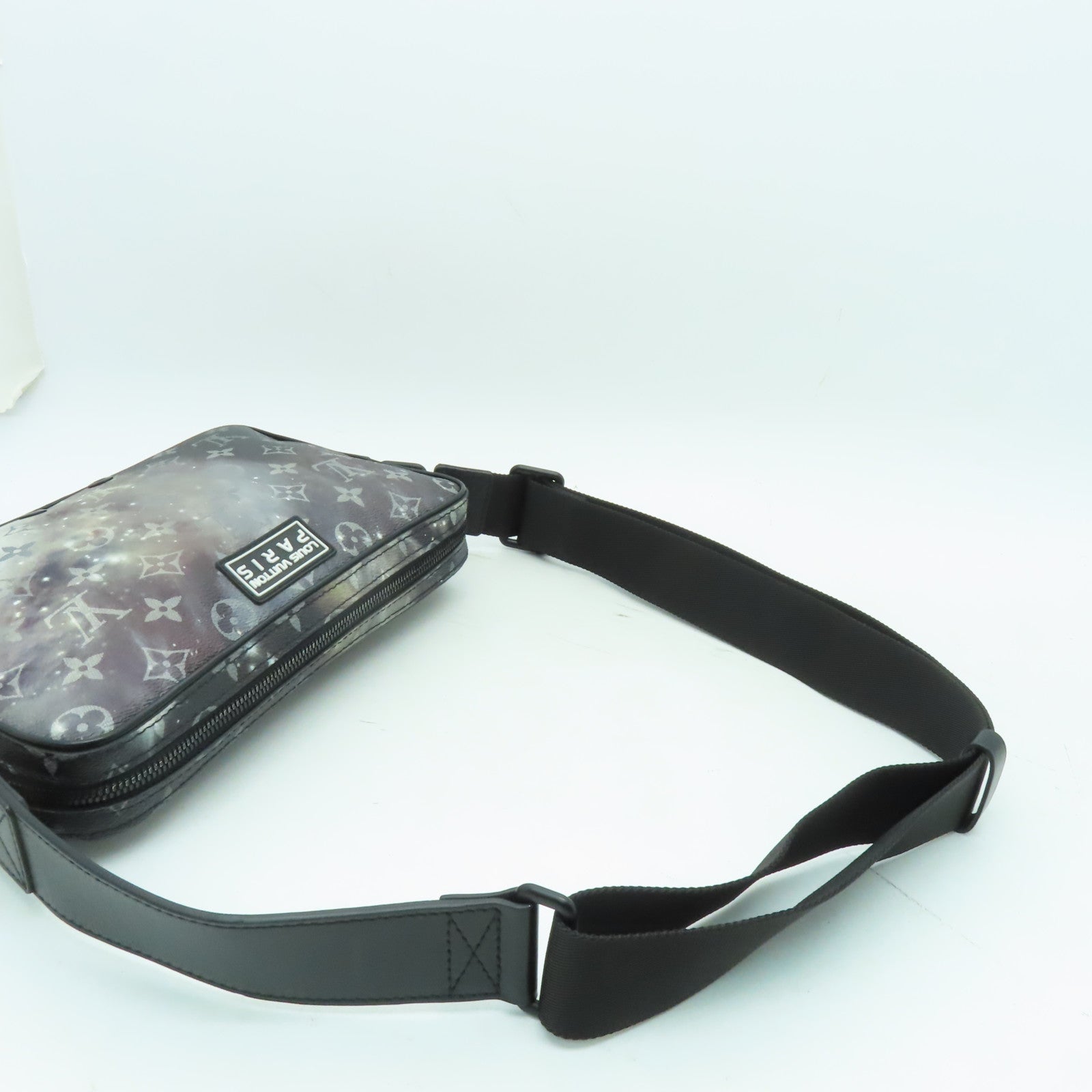 LOUIS VUITTON Monogram Galaxy Alpha Messenger肩背袋黑色/白色