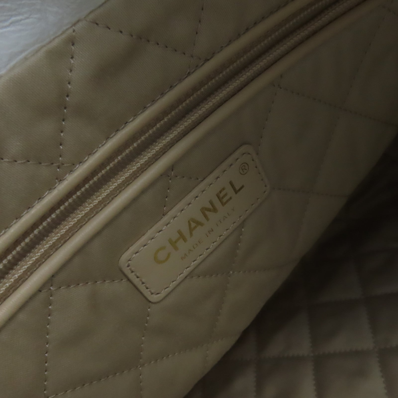 CHANEL 菱格牛皮皮革Chanel Small 22 Chain Shoulder Bag金扣鏈帶肩背袋白色