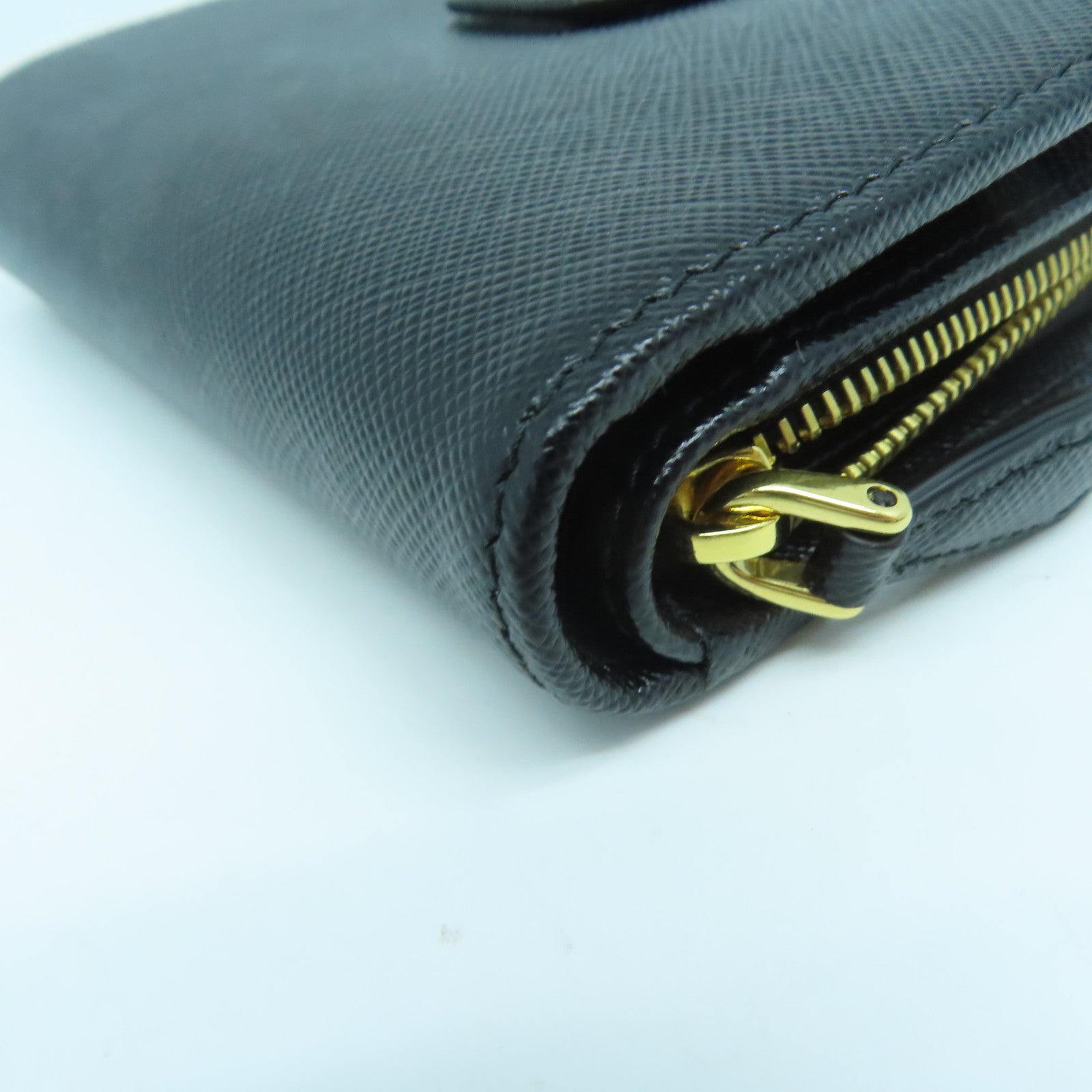PRADA Saffiano皮革Wallet金扣錢包黑色