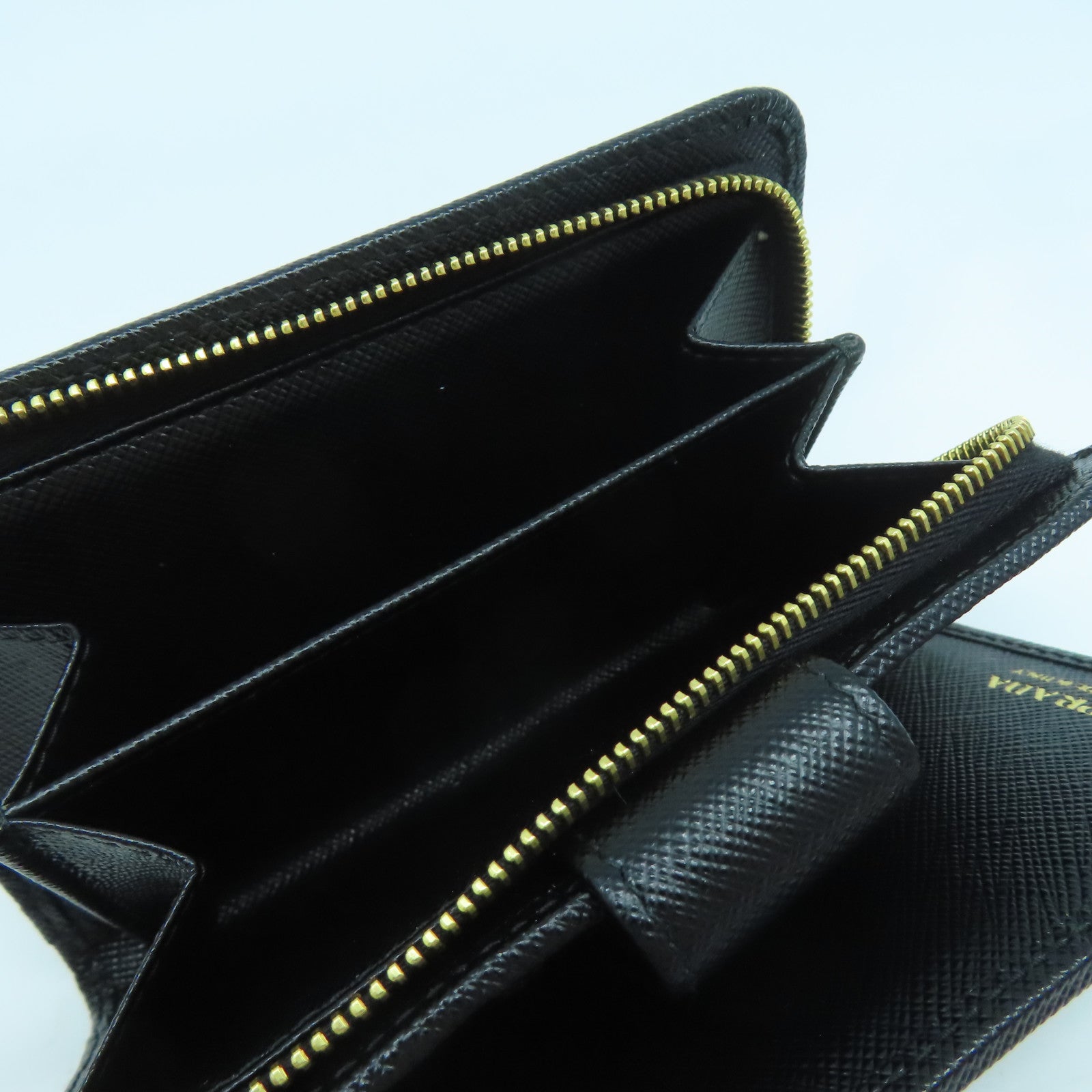 PRADA Saffiano皮革Wallet金扣錢包黑色