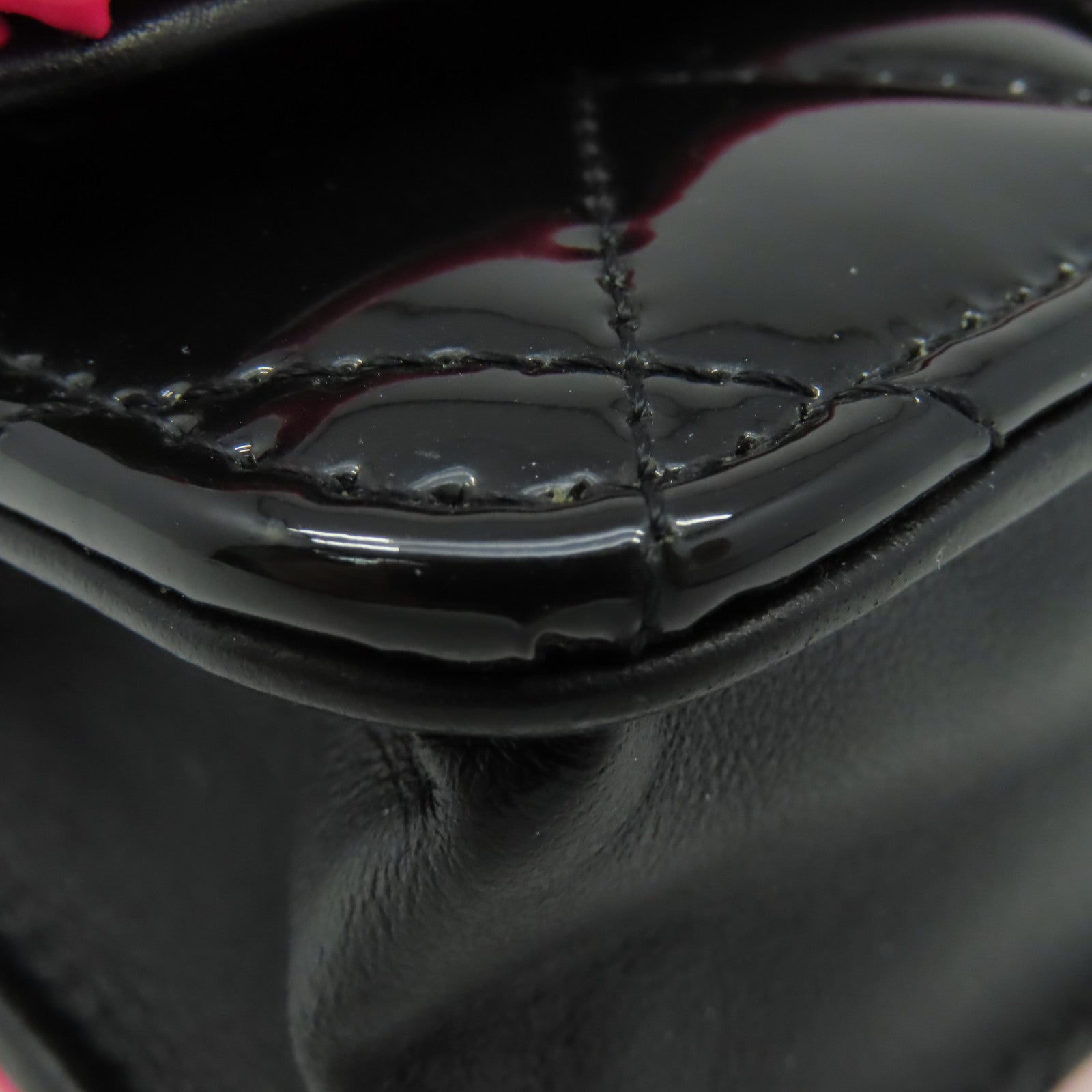 CHANEL 菱格漆皮皮革WOC Wallet On Chain Shoulder Bag銀扣鏈帶肩背袋粉紅色/黑色