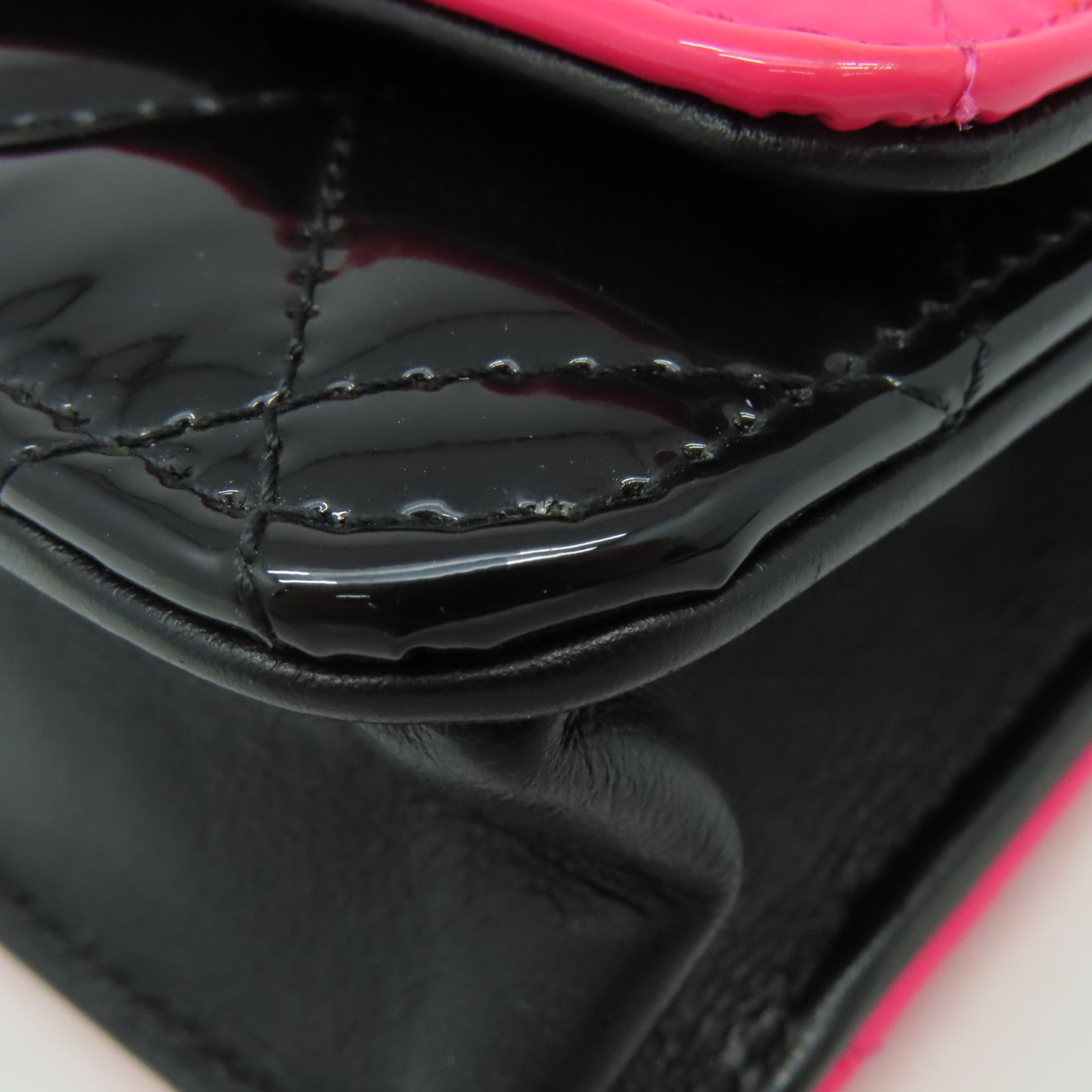 CHANEL 菱格漆皮皮革WOC Wallet On Chain Shoulder Bag銀扣鏈帶肩背袋粉紅色/黑色