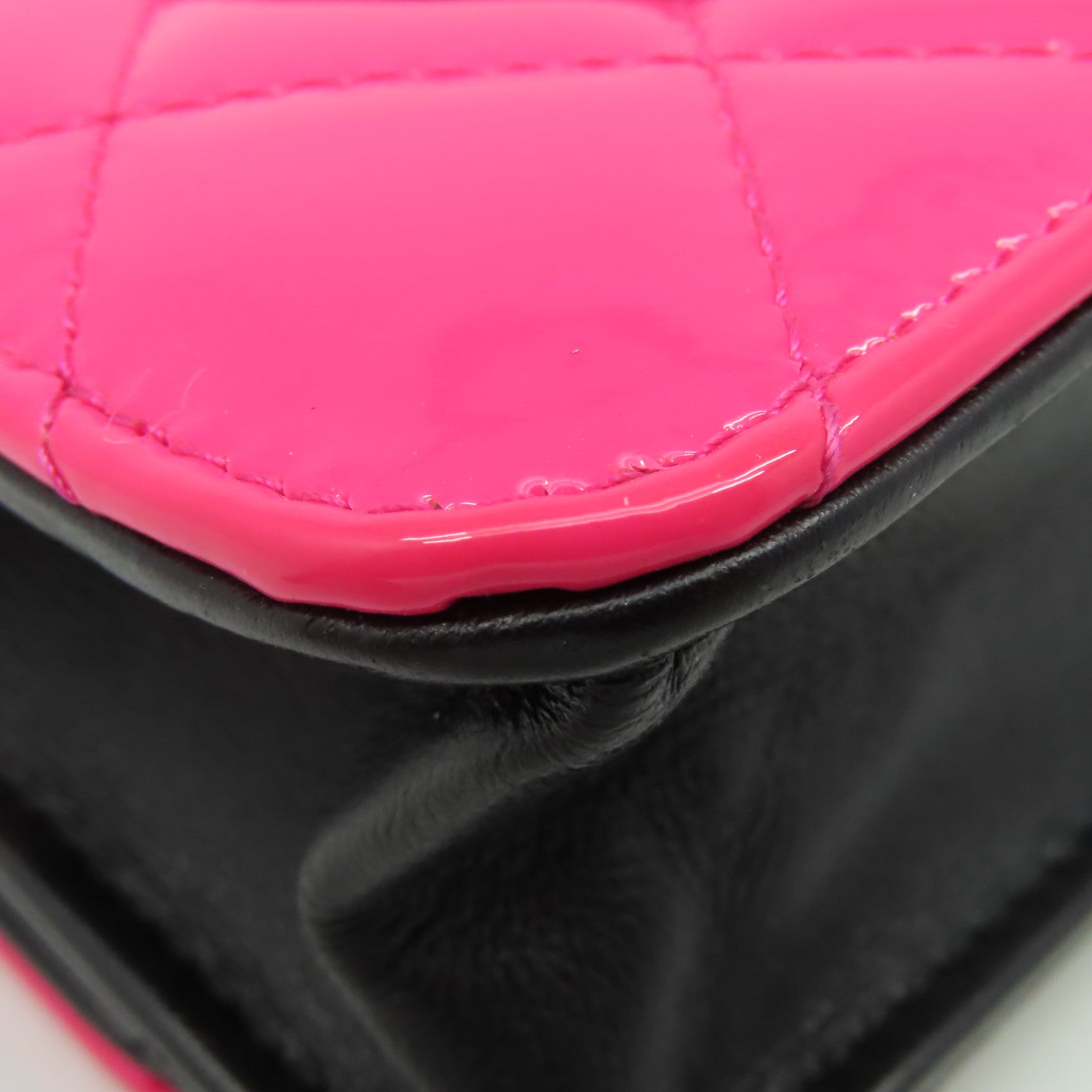 CHANEL 菱格漆皮皮革WOC Wallet On Chain Shoulder Bag銀扣鏈帶肩背袋粉紅色/黑色