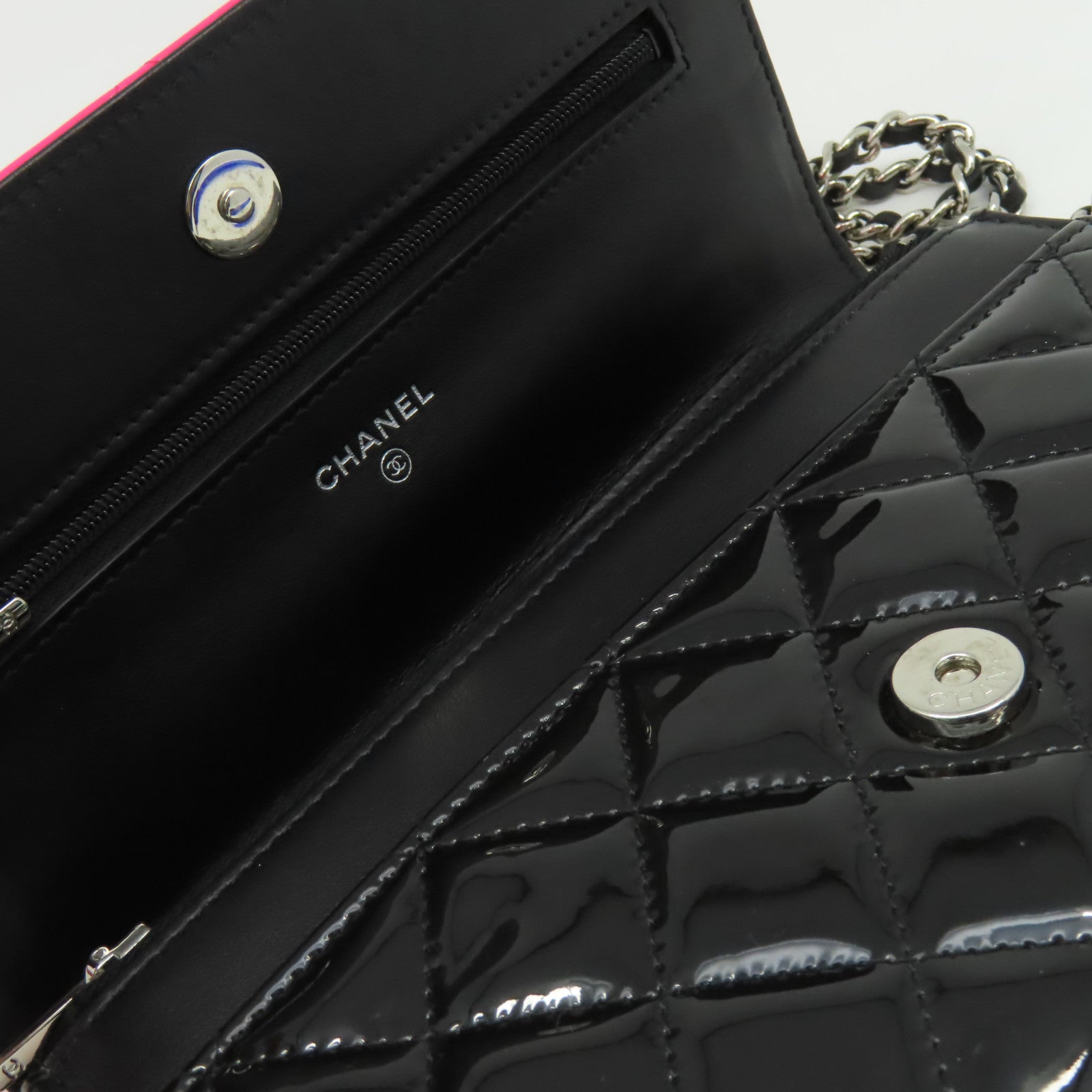 CHANEL 菱格漆皮皮革WOC Wallet On Chain Shoulder Bag銀扣鏈帶肩背袋粉紅色/黑色