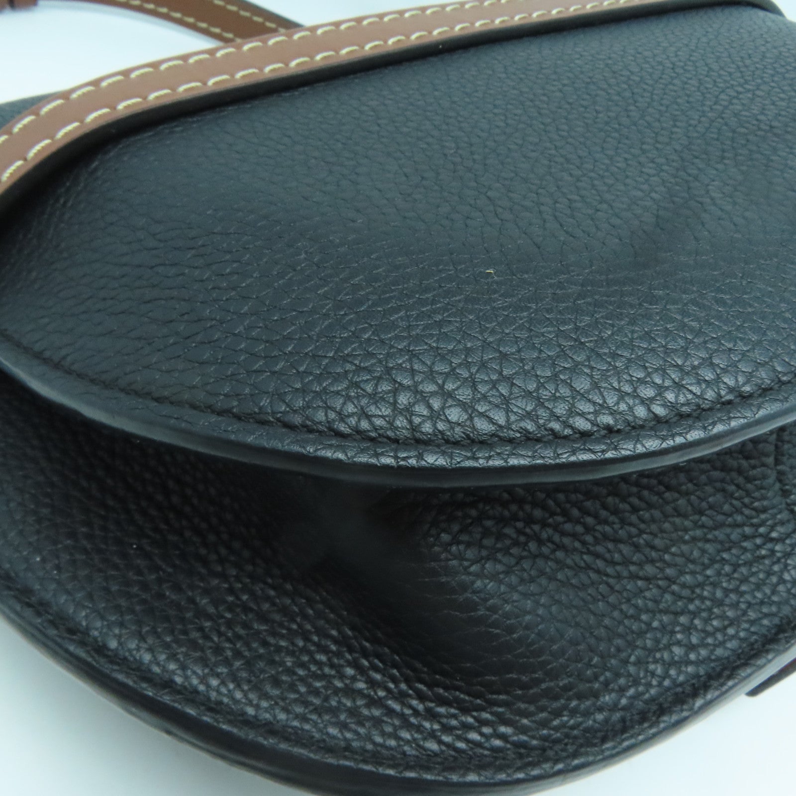 LOEWE 牛皮皮革Gate Small金扣肩背袋黑色/啡色