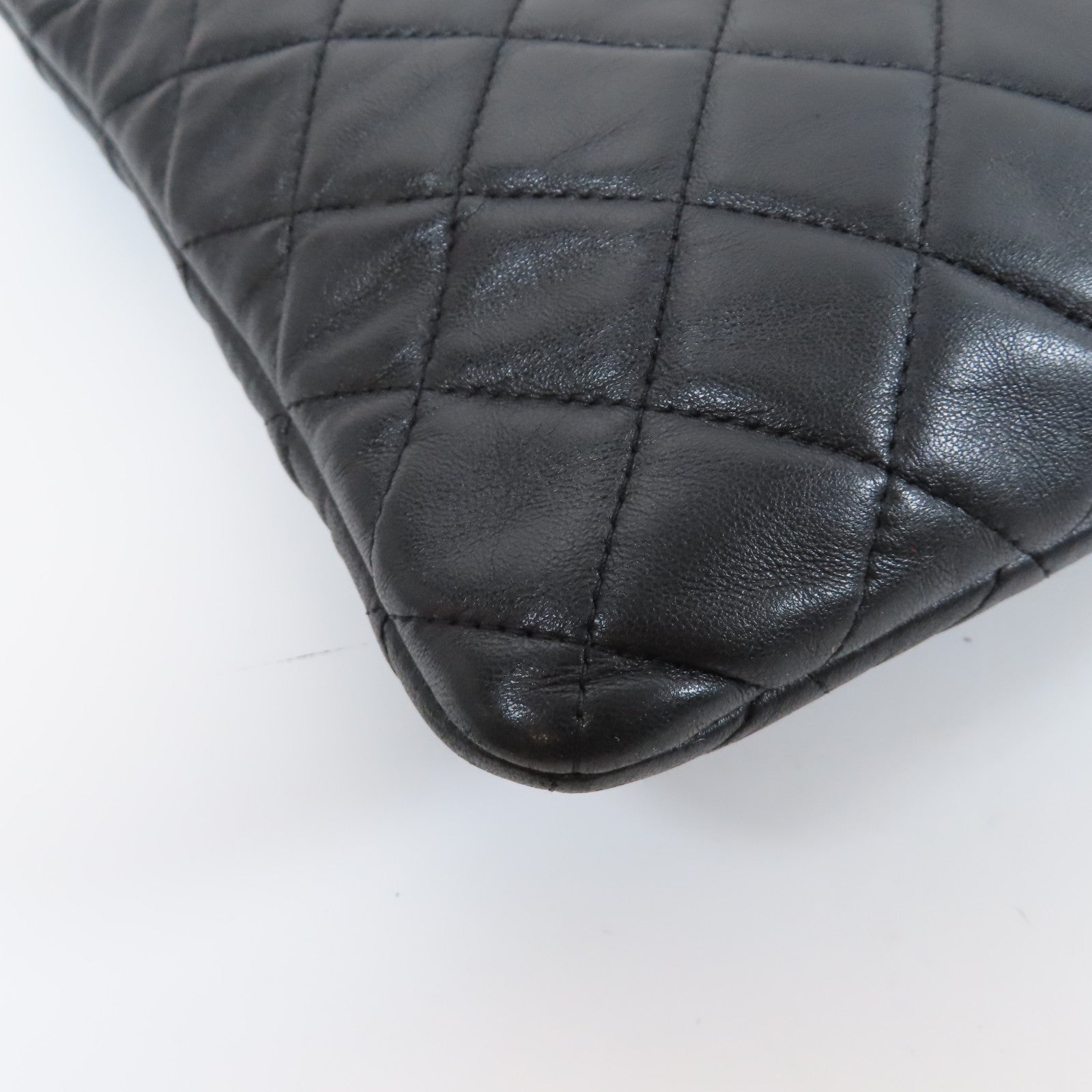 CHANEL 菱格羊皮皮革Pouch金扣手拿包黑色