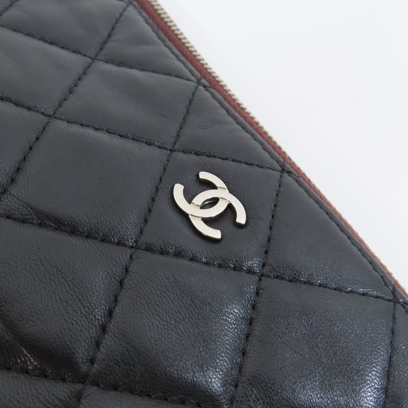 CHANEL 菱格羊皮皮革Pouch金扣手拿包黑色