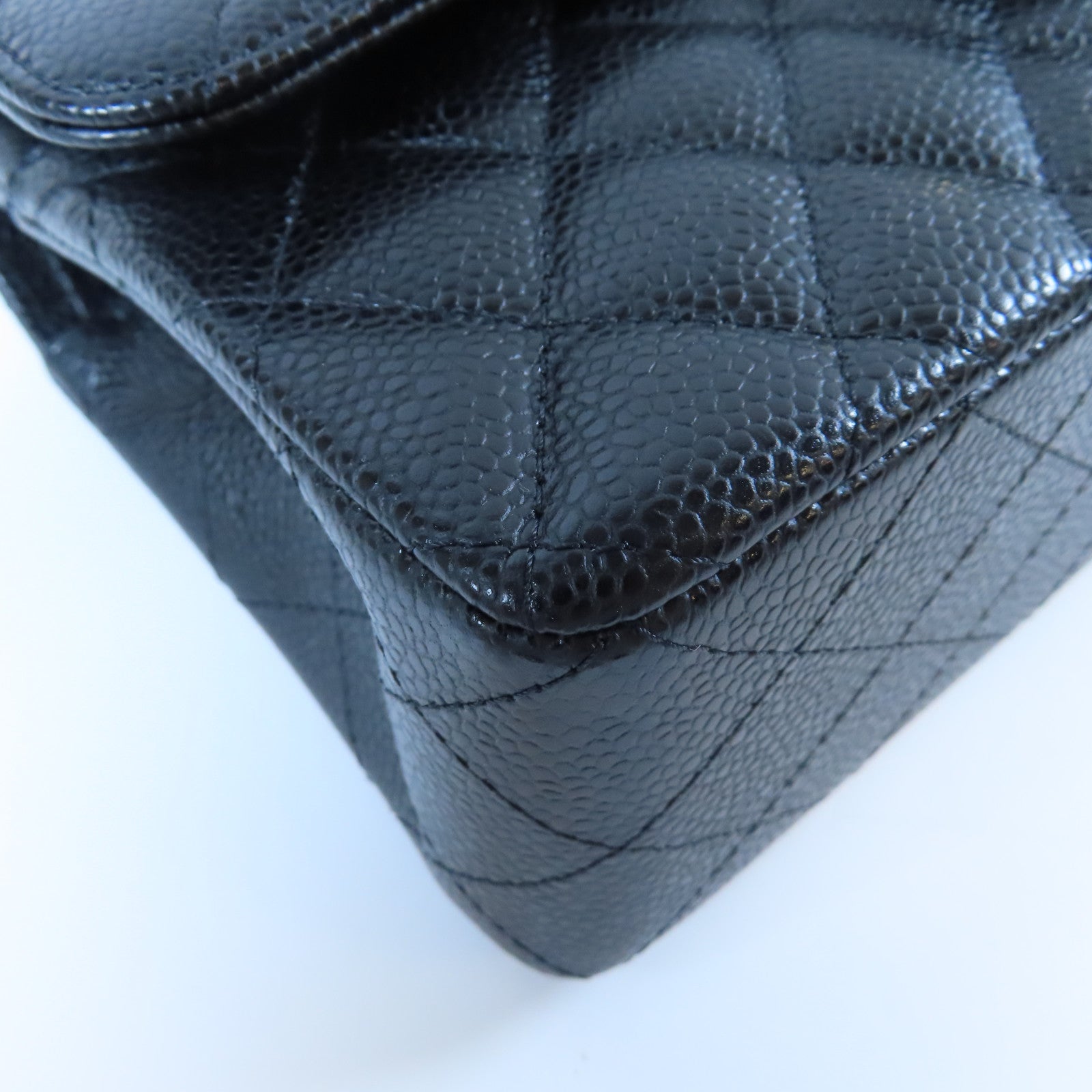 CHANEL 菱格Caviar皮革Classic 23cm金扣鏈帶肩背袋黑色