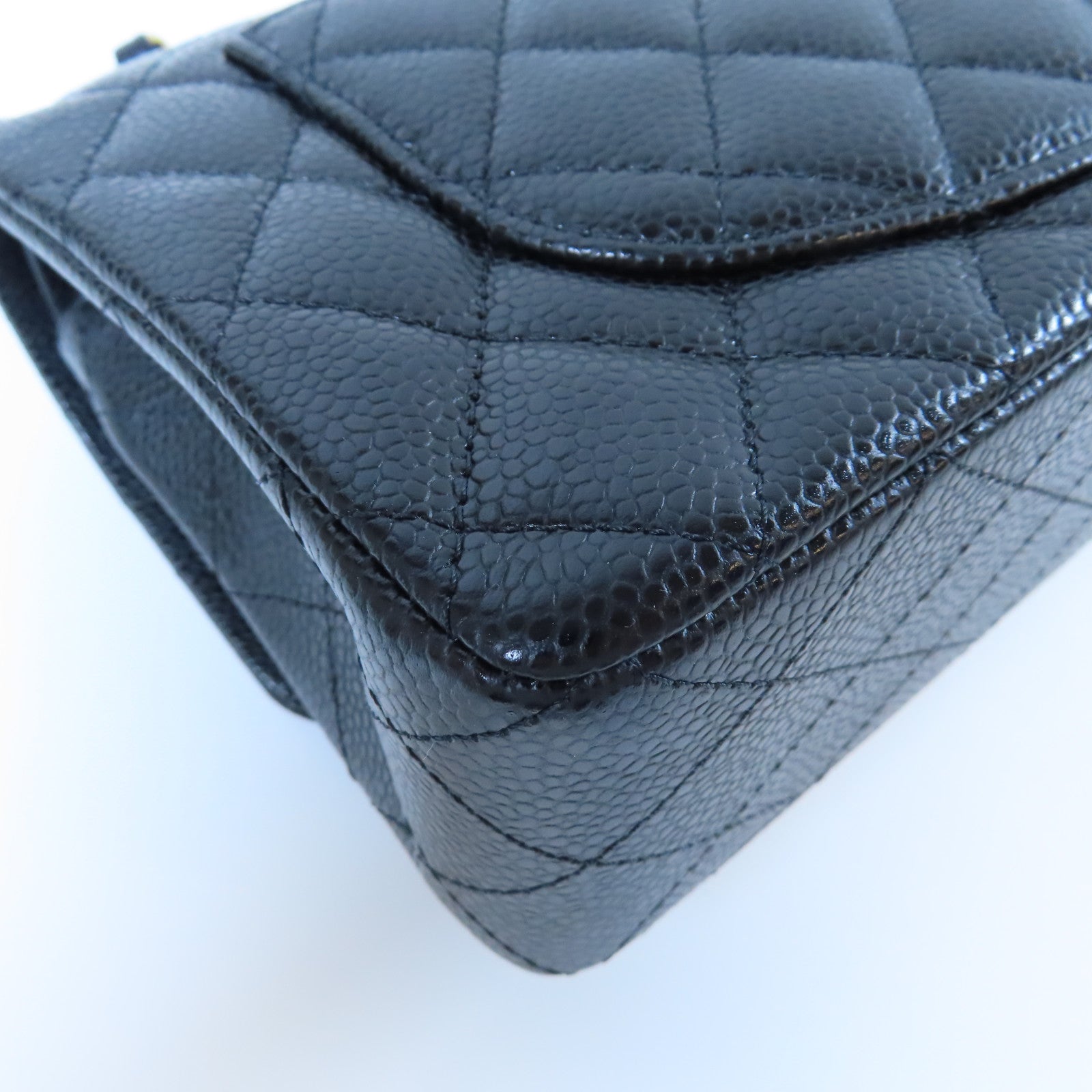 CHANEL 菱格Caviar皮革Classic 23cm金扣鏈帶肩背袋黑色