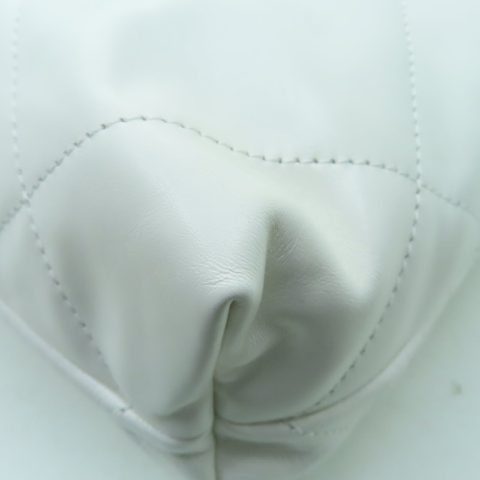 CHANEL 菱格牛皮皮革Chanel 22金扣鏈帶肩背袋白色