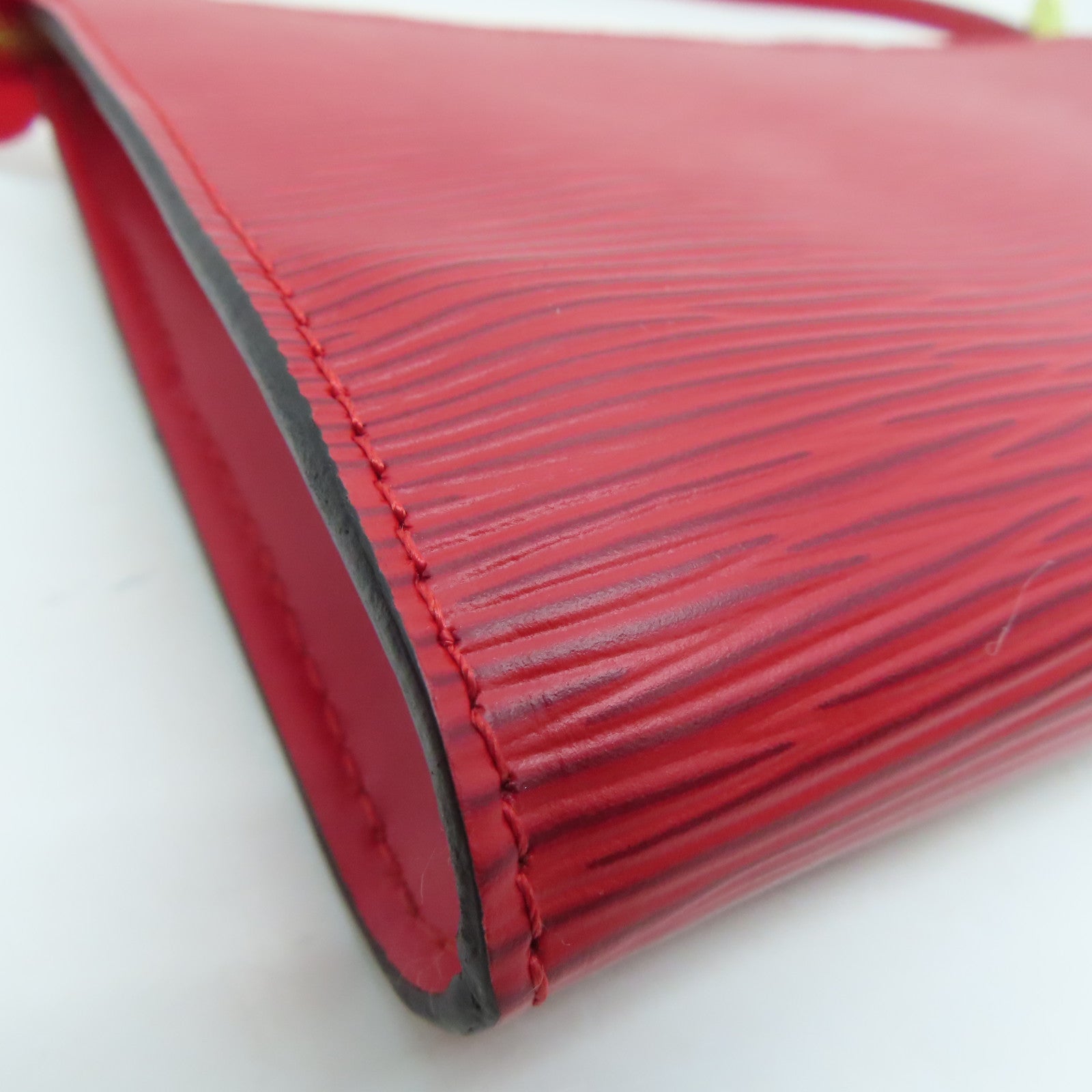 LOUIS VUITTON Epi Pochette Accessories金扣手拿包红色
