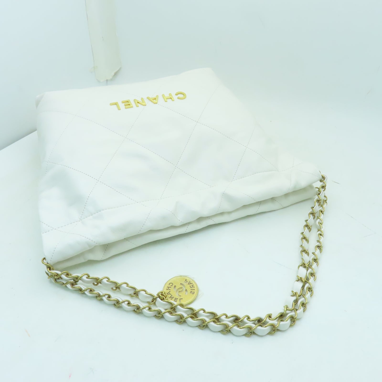 CHANEL 菱格牛皮皮革Chanel 22金扣鏈帶肩背袋白色