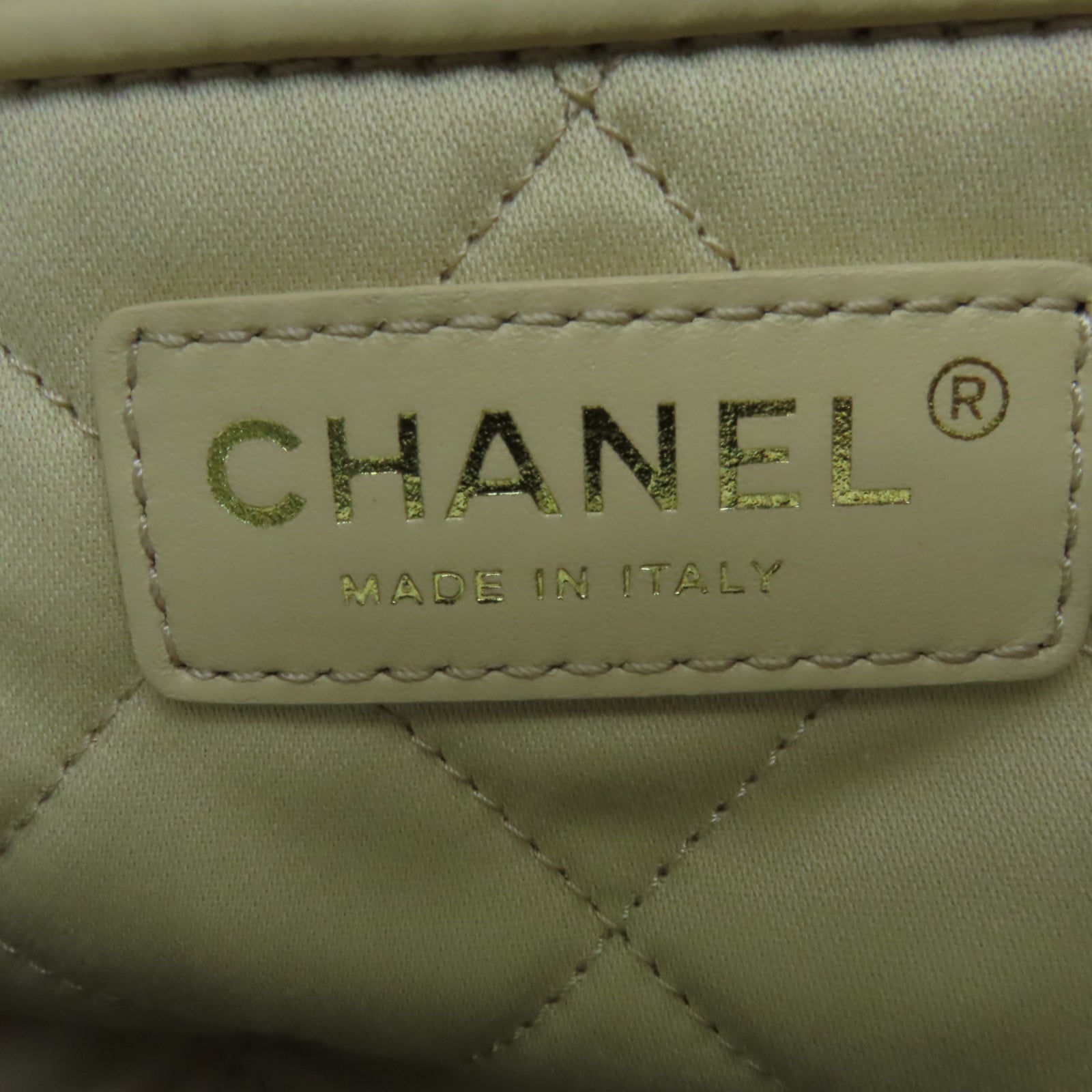 CHANEL 菱格牛皮皮革Chanel 22金扣鏈帶肩背袋白色