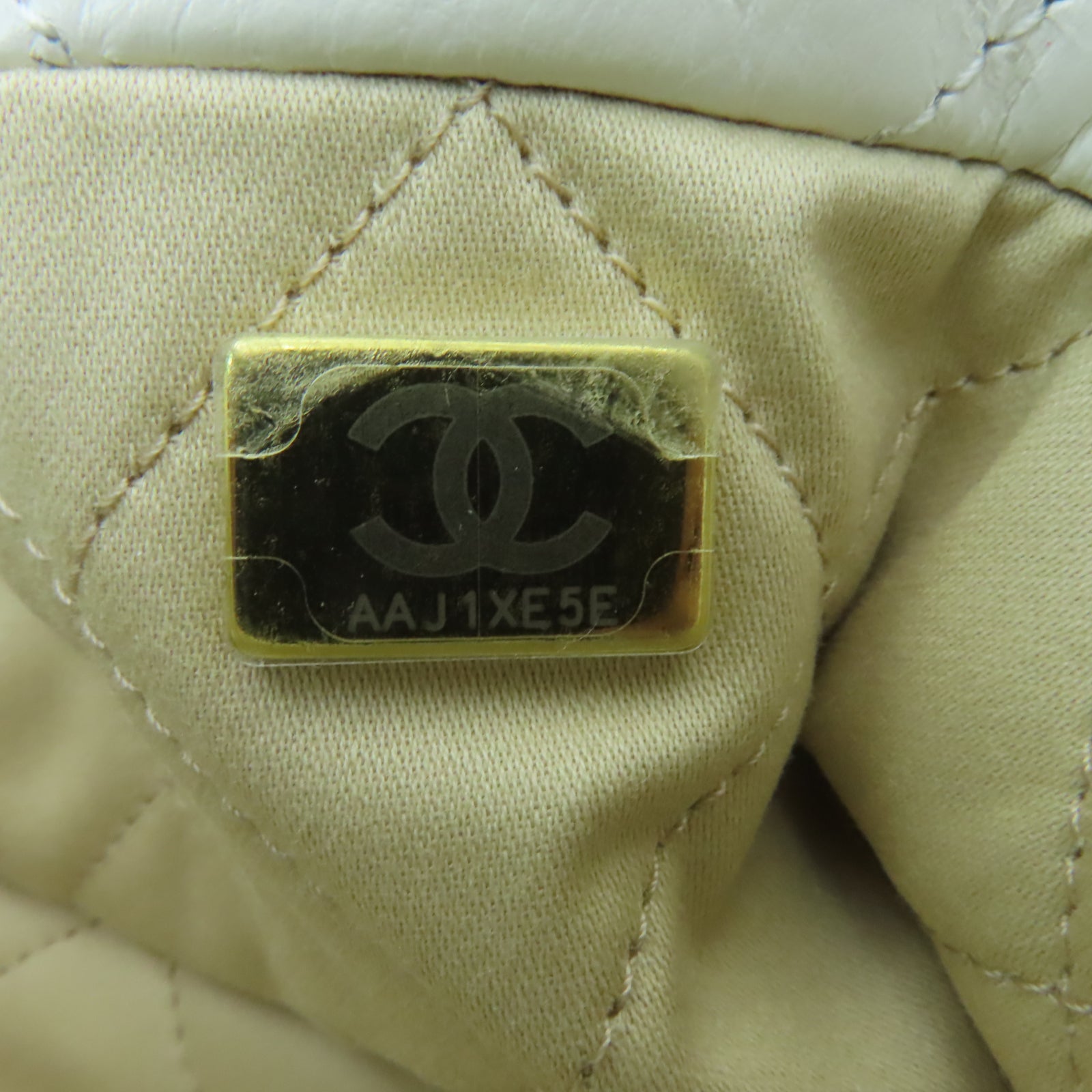 CHANEL 菱格牛皮皮革Chanel 22金扣鏈帶肩背袋白色