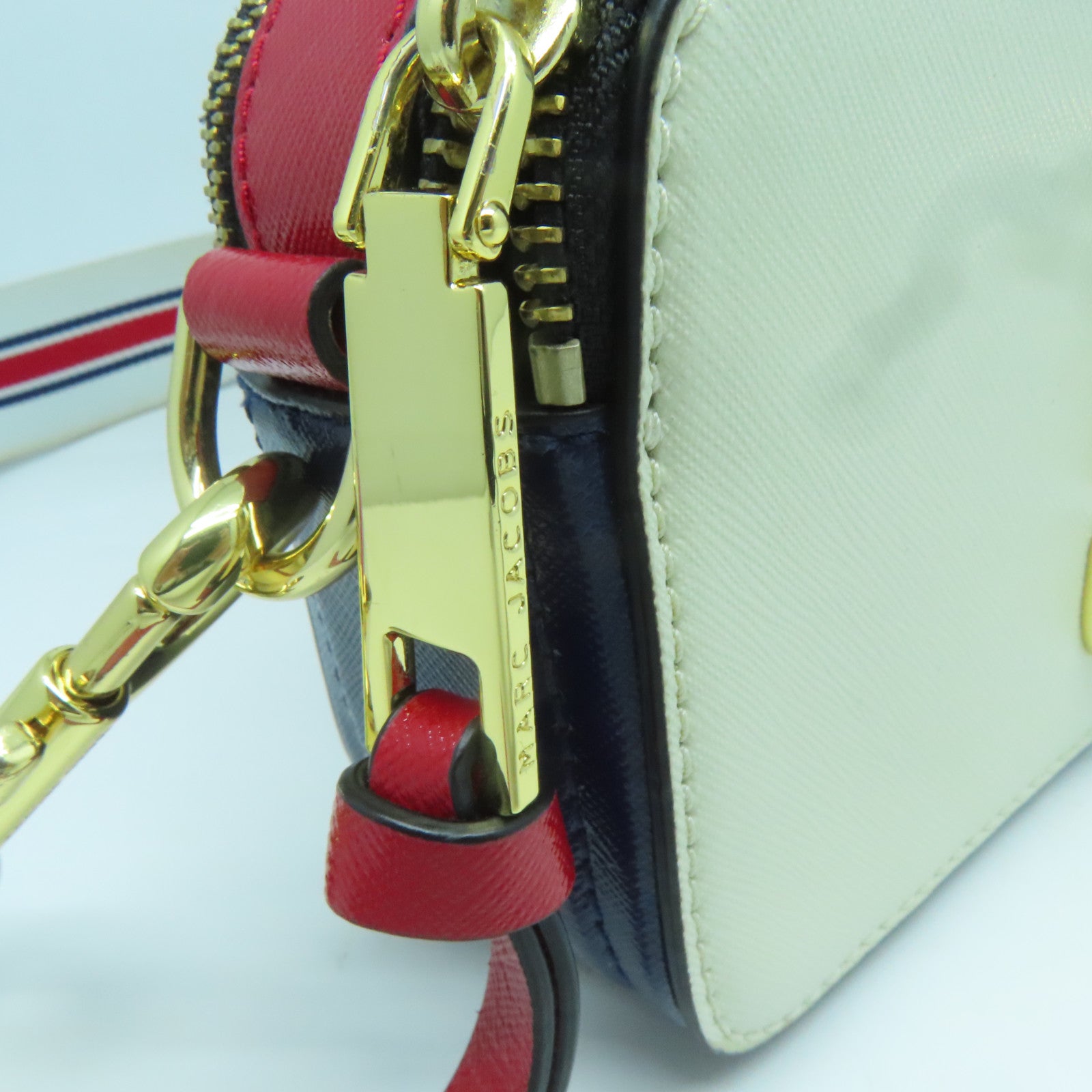 MARC JACOBS 塗層帆布Shoulder Bag金扣肩背袋白色/紅色/深藍色