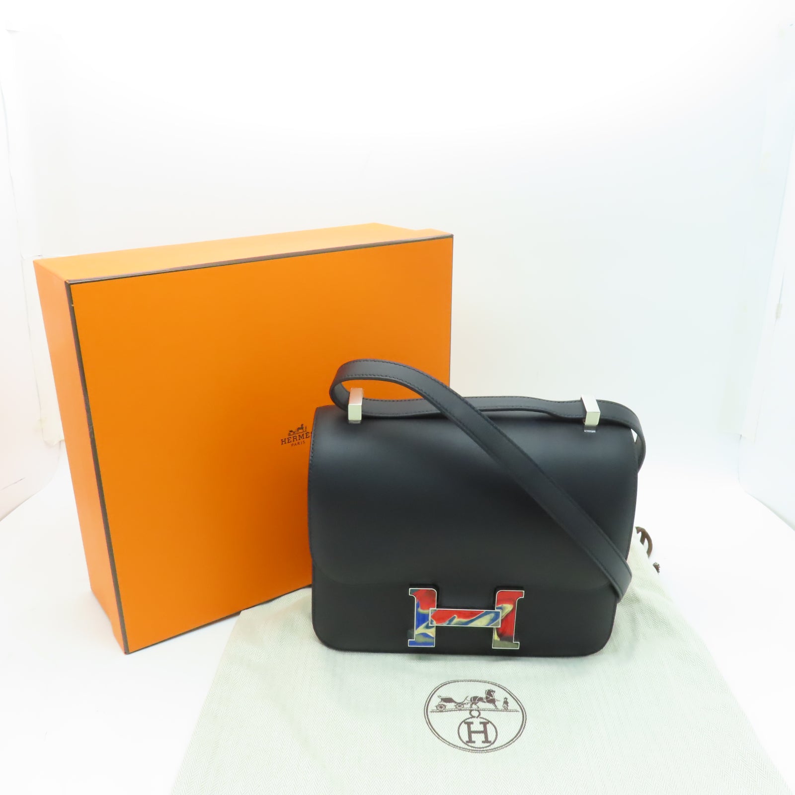 HERMES 【激減優惠】Swift皮革Constance 24銀扣肩背袋黑色