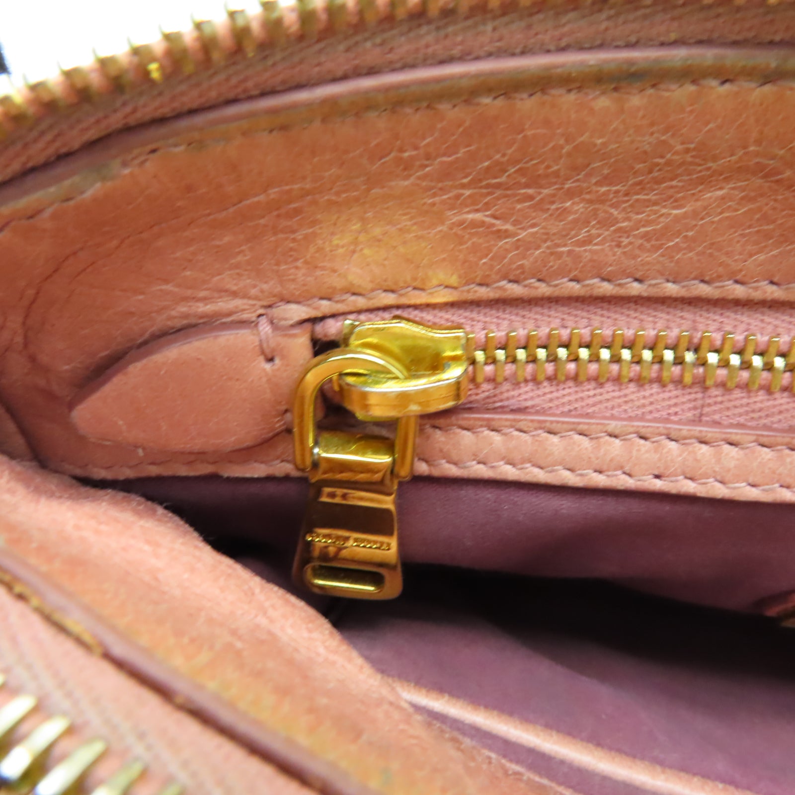 Miu Miu 牛皮皮革Shoulder Bag金扣肩背袋淺粉紅色