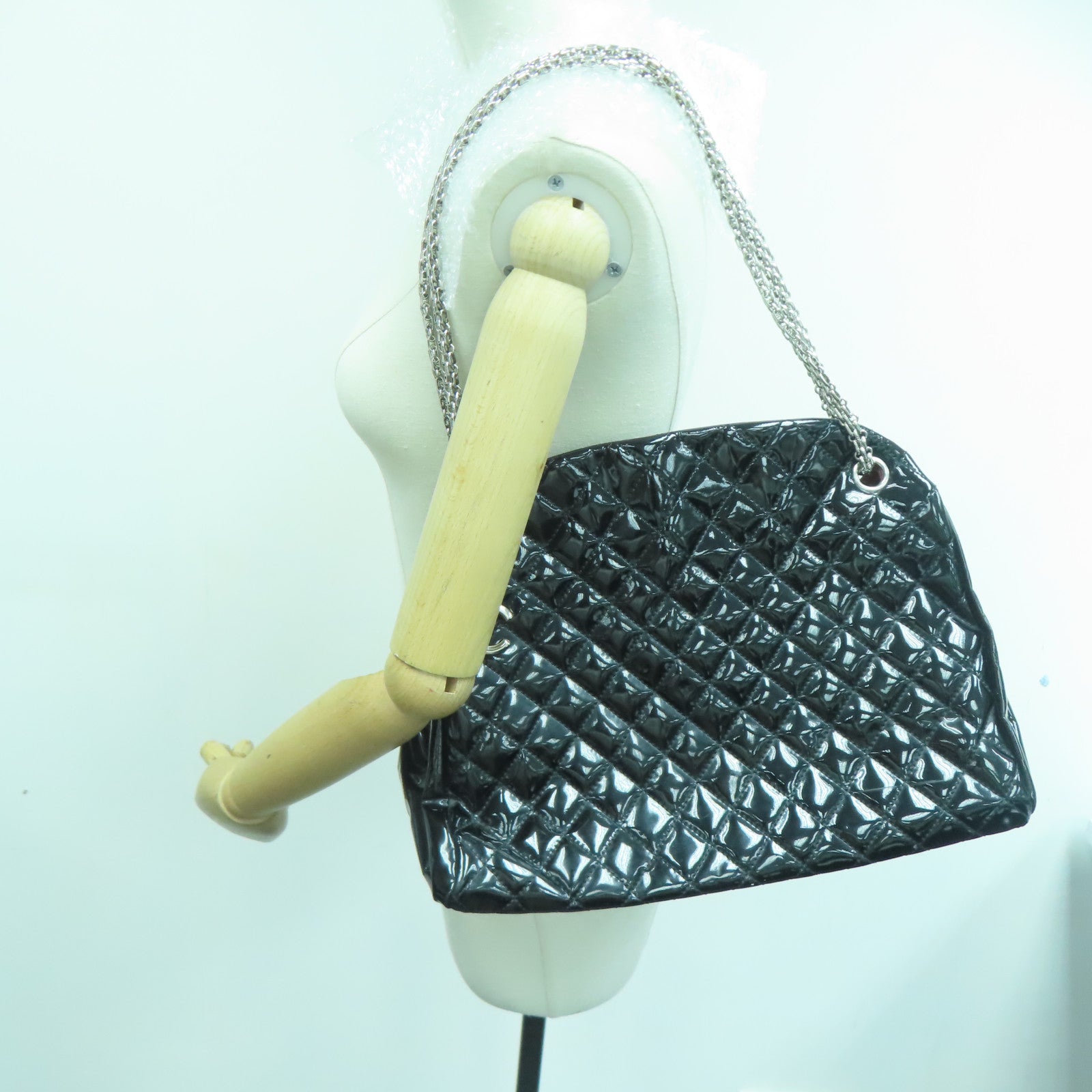 CHANEL 菱格漆皮皮革Chain Shoulder银扣肩背袋黑色