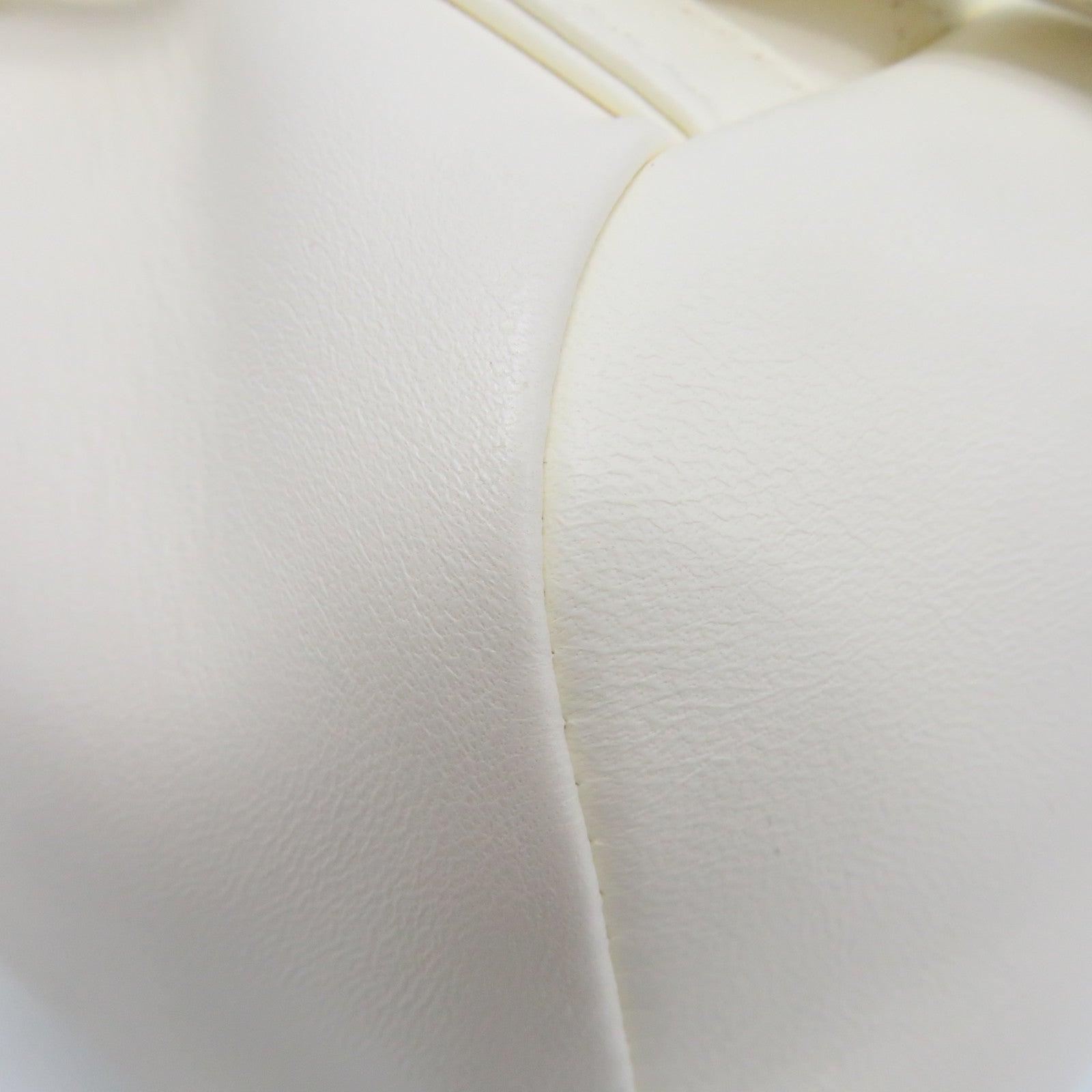 CHANEL菱格牛皮皮革Backpack金扣链带背包米白色