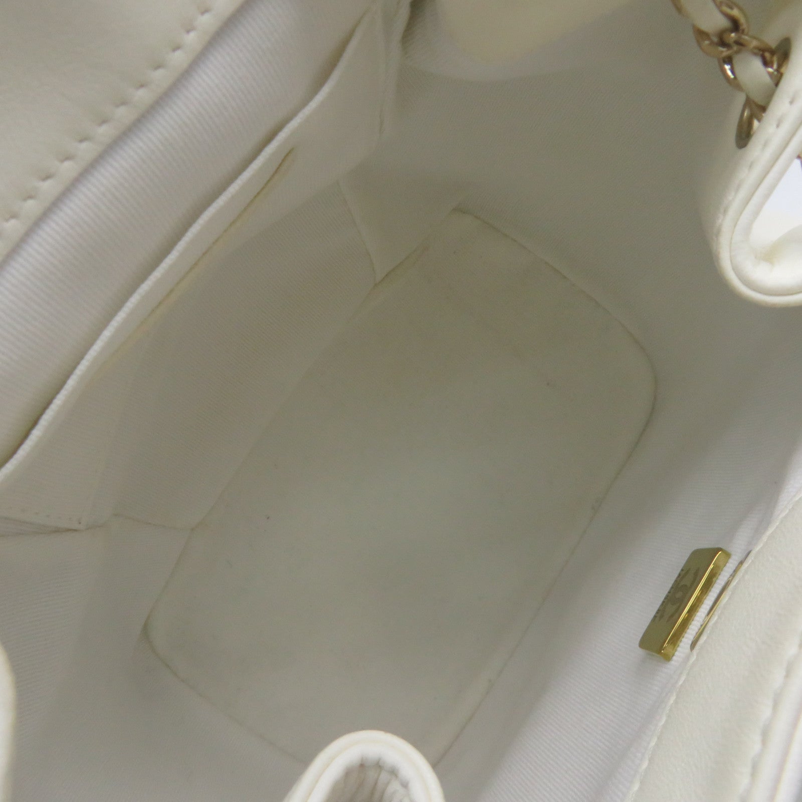 CHANEL菱格牛皮皮革Backpack金扣链带背包米白色