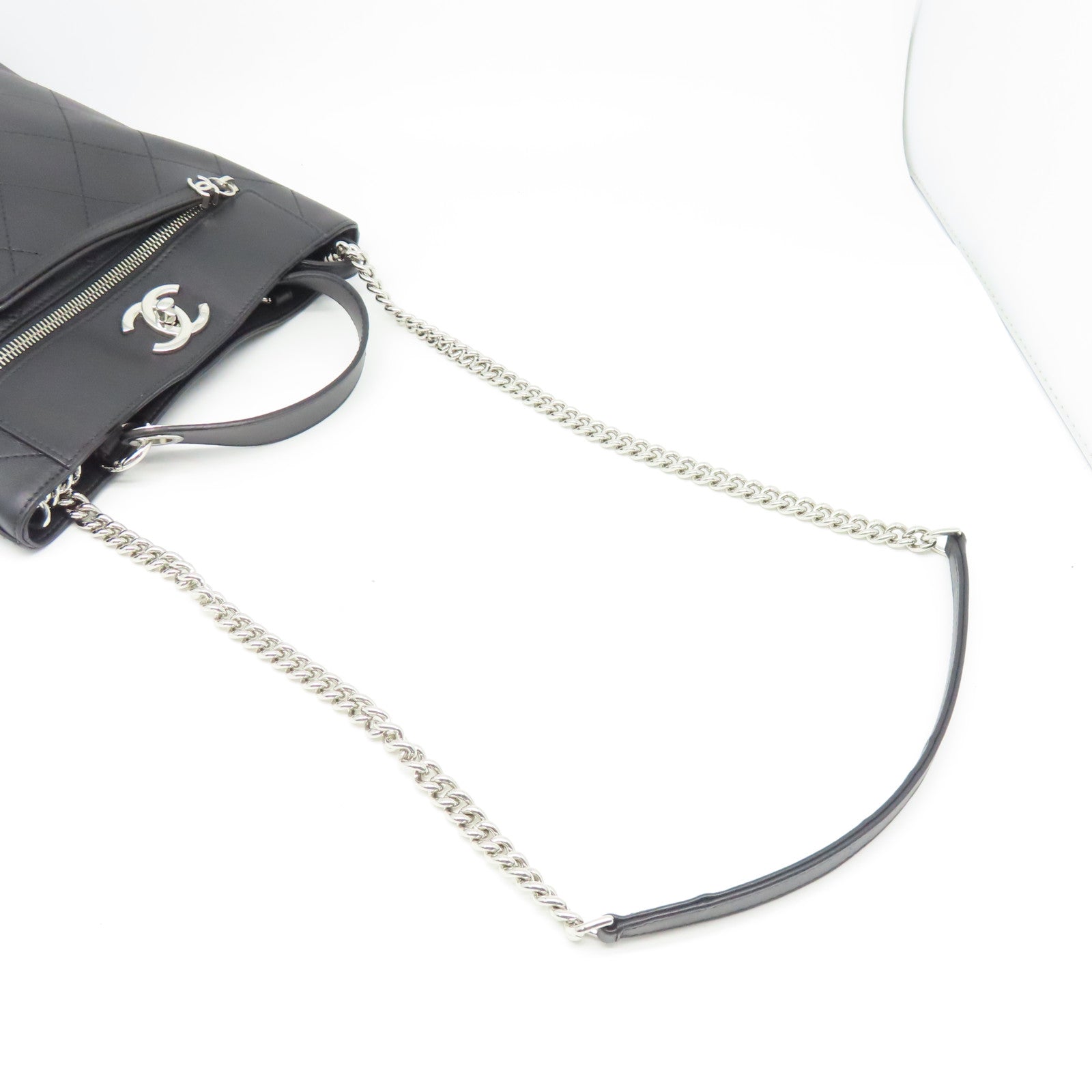 CHANEL 菱格牛皮皮革Chain Shoulder銀扣鏈帶肩背袋黑色