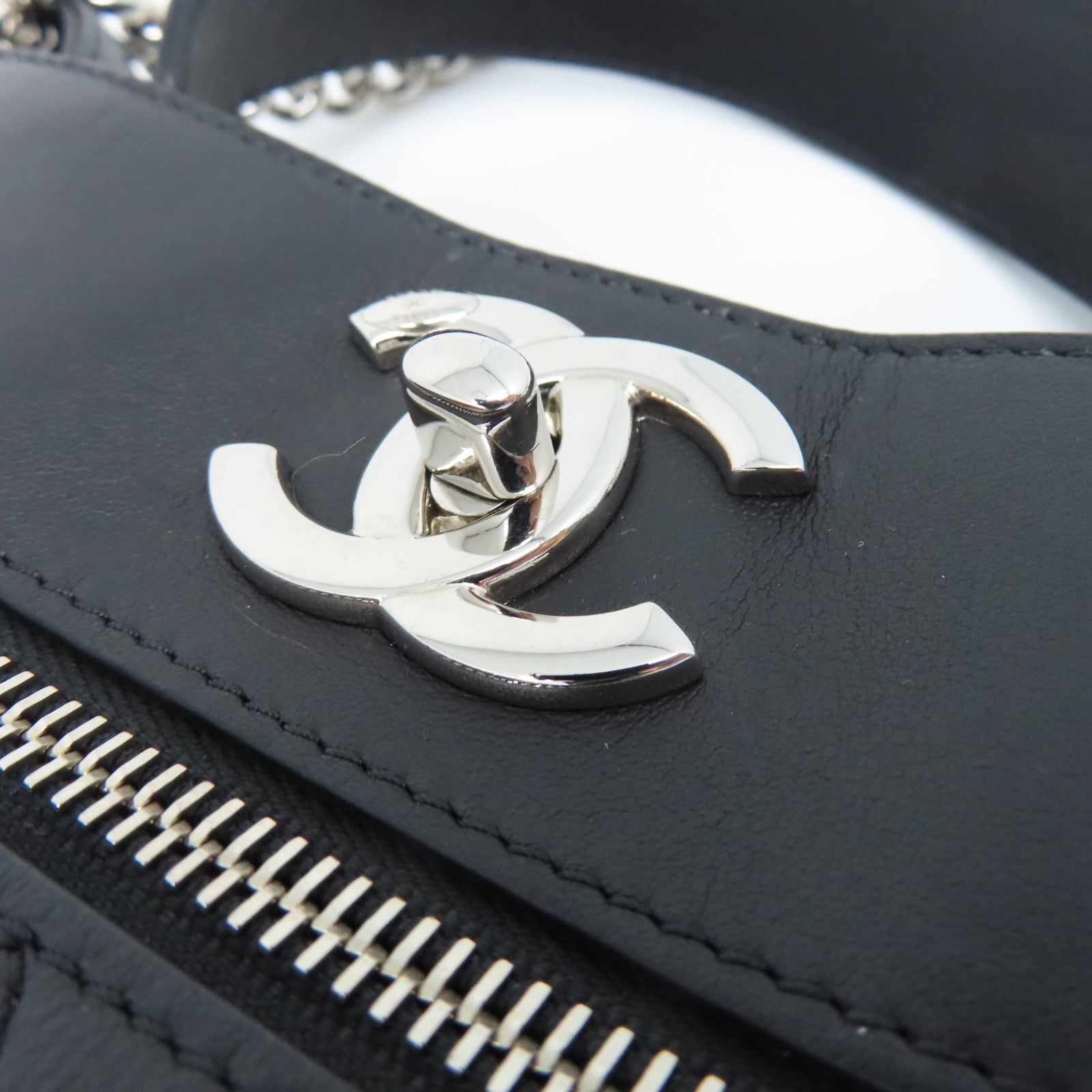 CHANEL 菱格牛皮皮革Chain Shoulder銀扣鏈帶肩背袋黑色
