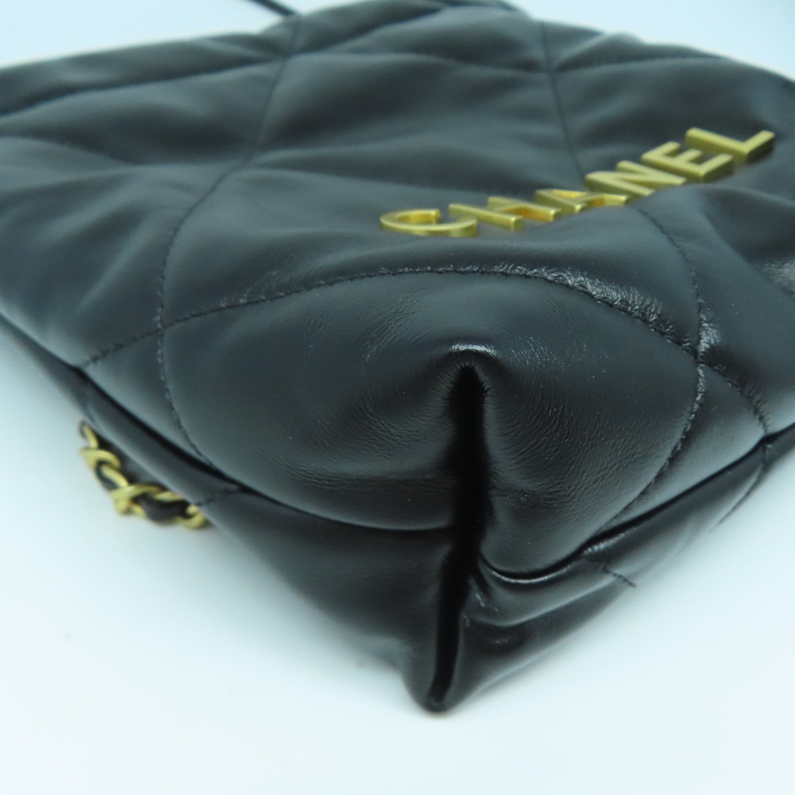 CHANEL 菱格牛皮皮革Mini C22金扣鏈帶肩背袋黑色