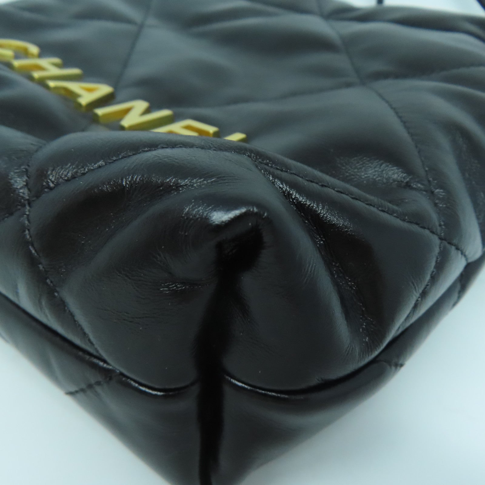 CHANEL 菱格牛皮皮革Mini C22金扣鏈帶肩背袋黑色