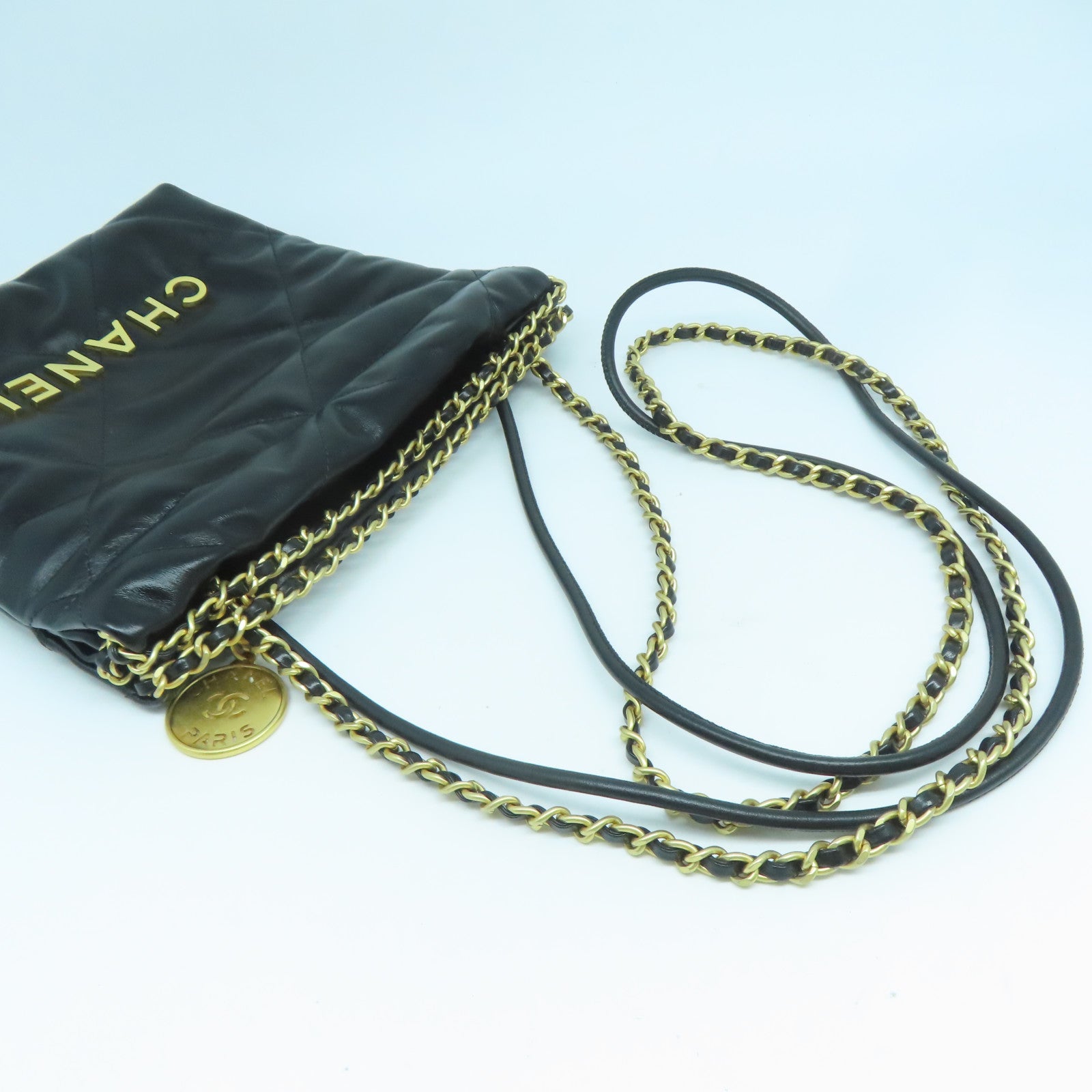 CHANEL 菱格牛皮皮革Mini C22金扣鏈帶肩背袋黑色