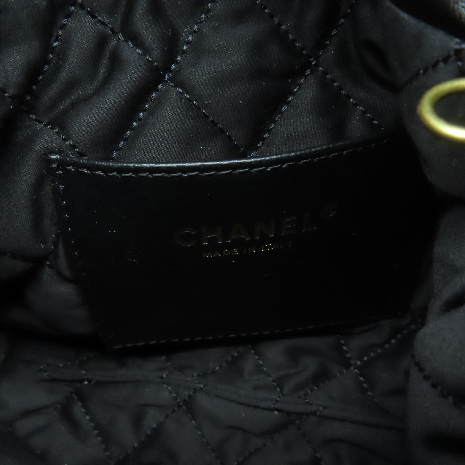 CHANEL 菱格牛皮皮革Mini C22金扣鏈帶肩背袋黑色
