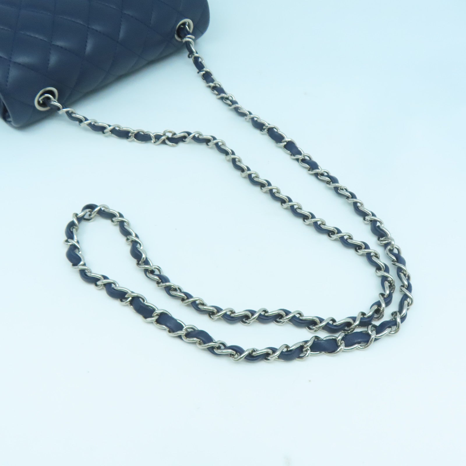 CHANEL 菱格羊皮皮革Classic 20cm銀扣鏈帶肩背袋深藍色