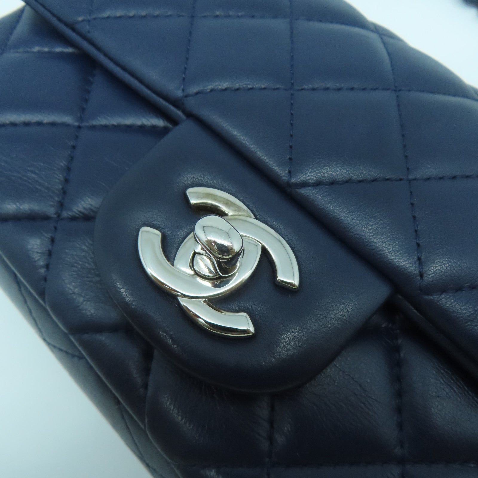 CHANEL 菱格羊皮皮革Classic 20cm銀扣鏈帶肩背袋深藍色