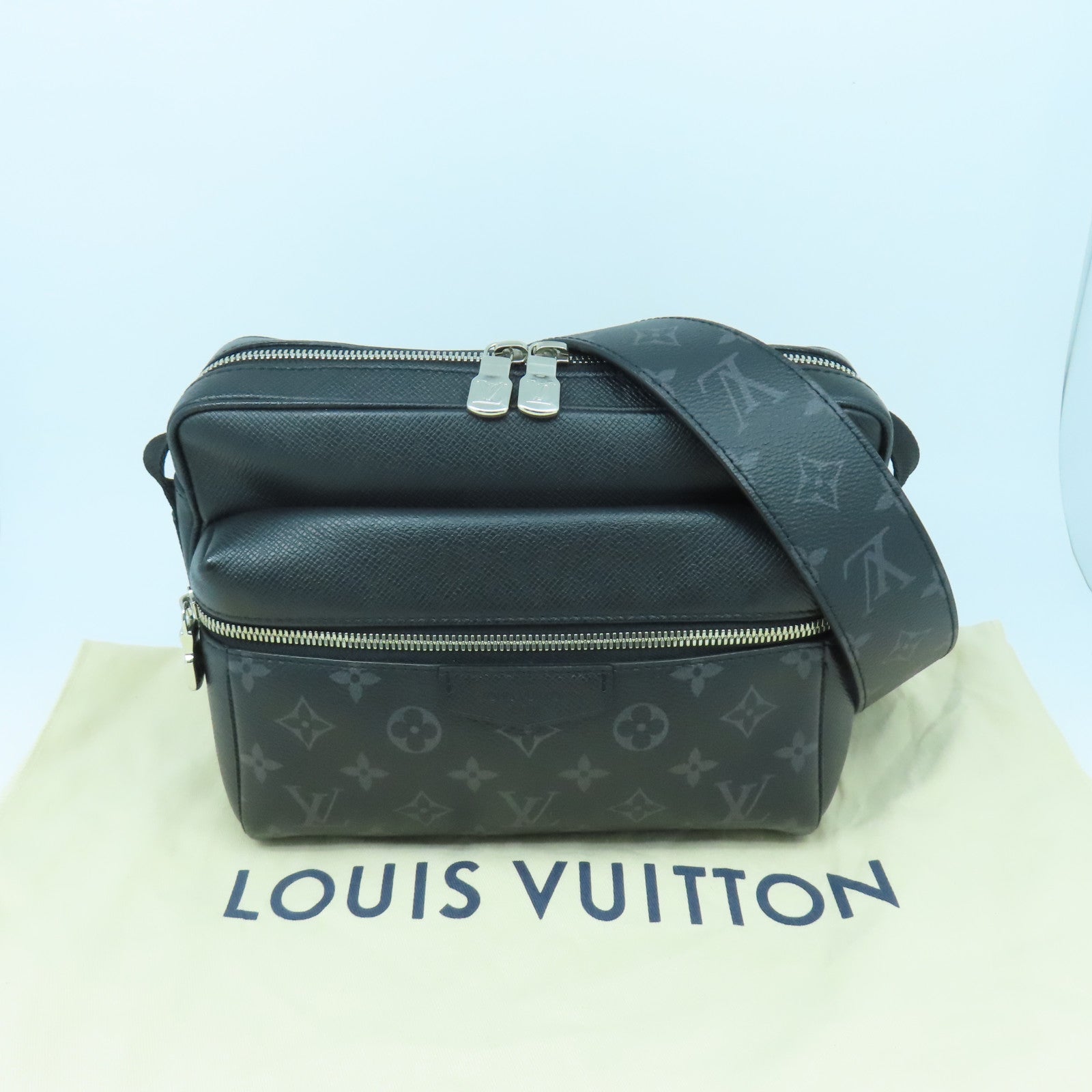 LOUIS VUITTON Monogram Eclipse Outdoor Messenger PM肩背袋黑色