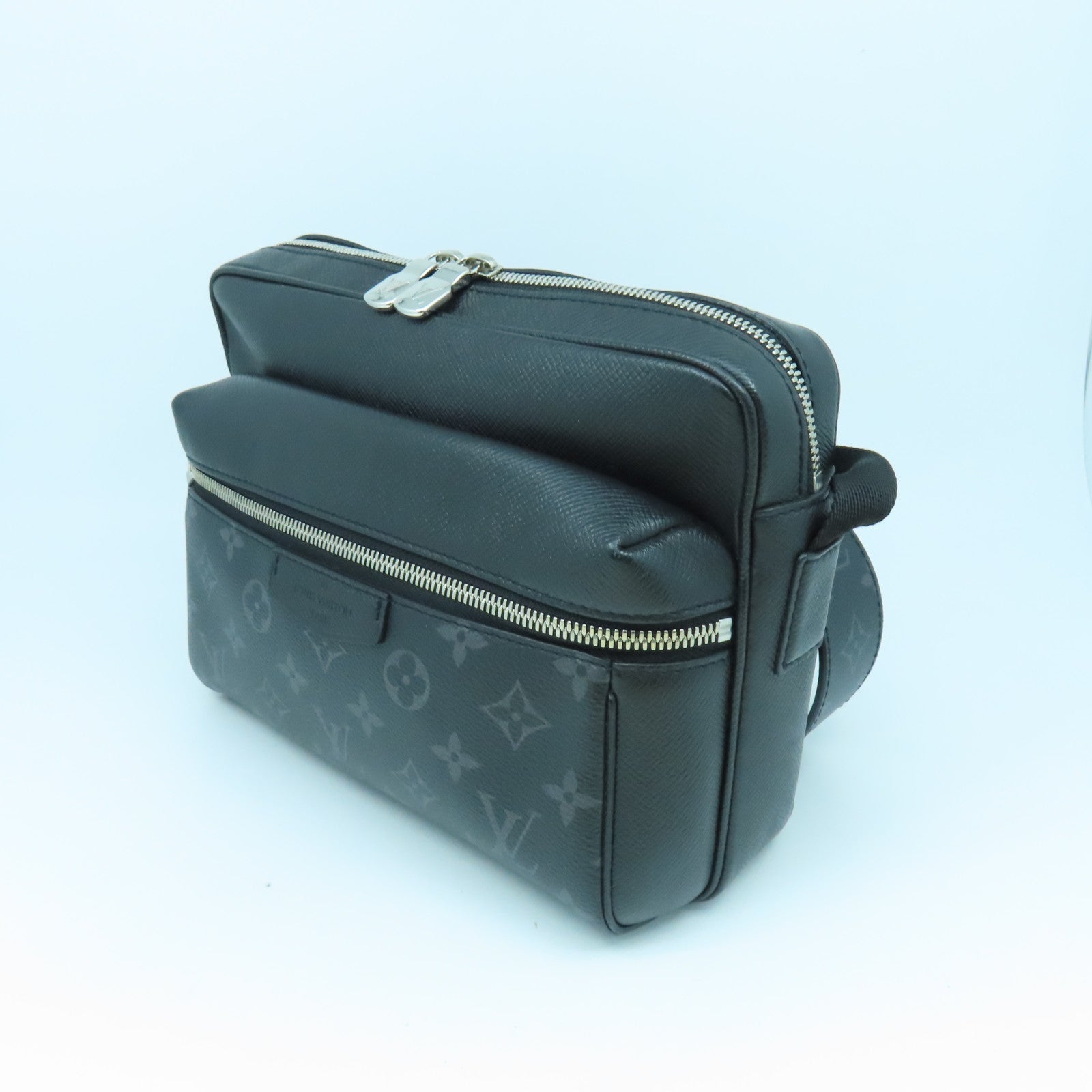 LOUIS VUITTON Monogram Eclipse Outdoor Messenger PM肩背袋黑色