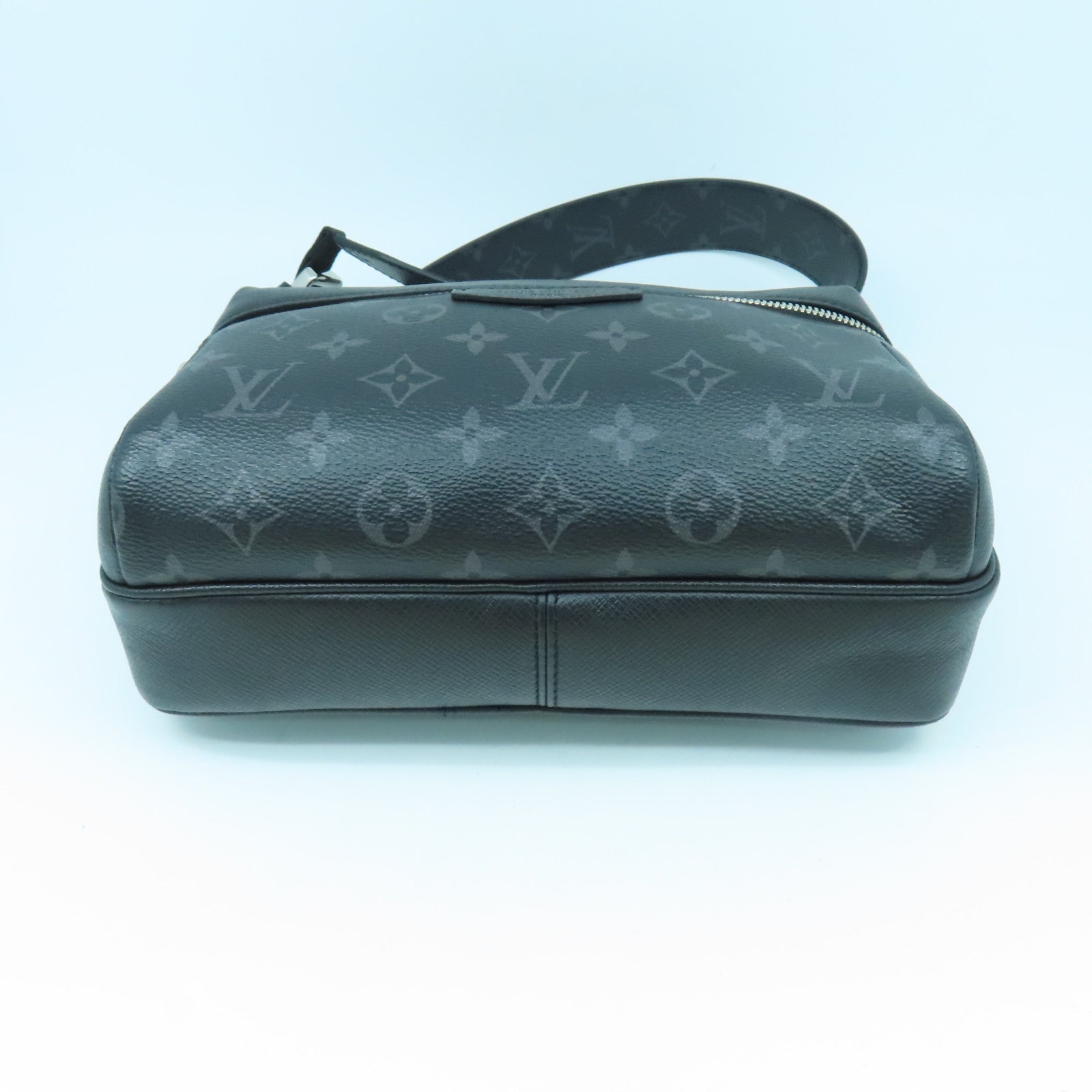 LOUIS VUITTON Monogram Eclipse Outdoor Messenger PM肩背袋黑色